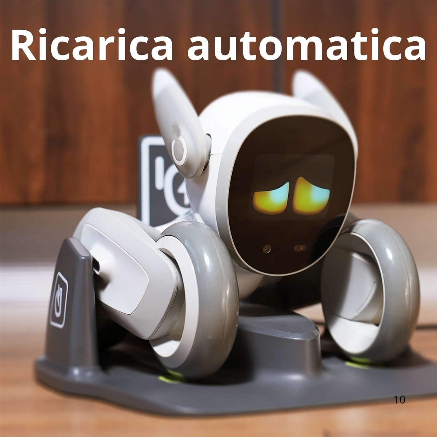 Un piccolo robot bianco con ruote è seduto su una base di ricarica grigia.