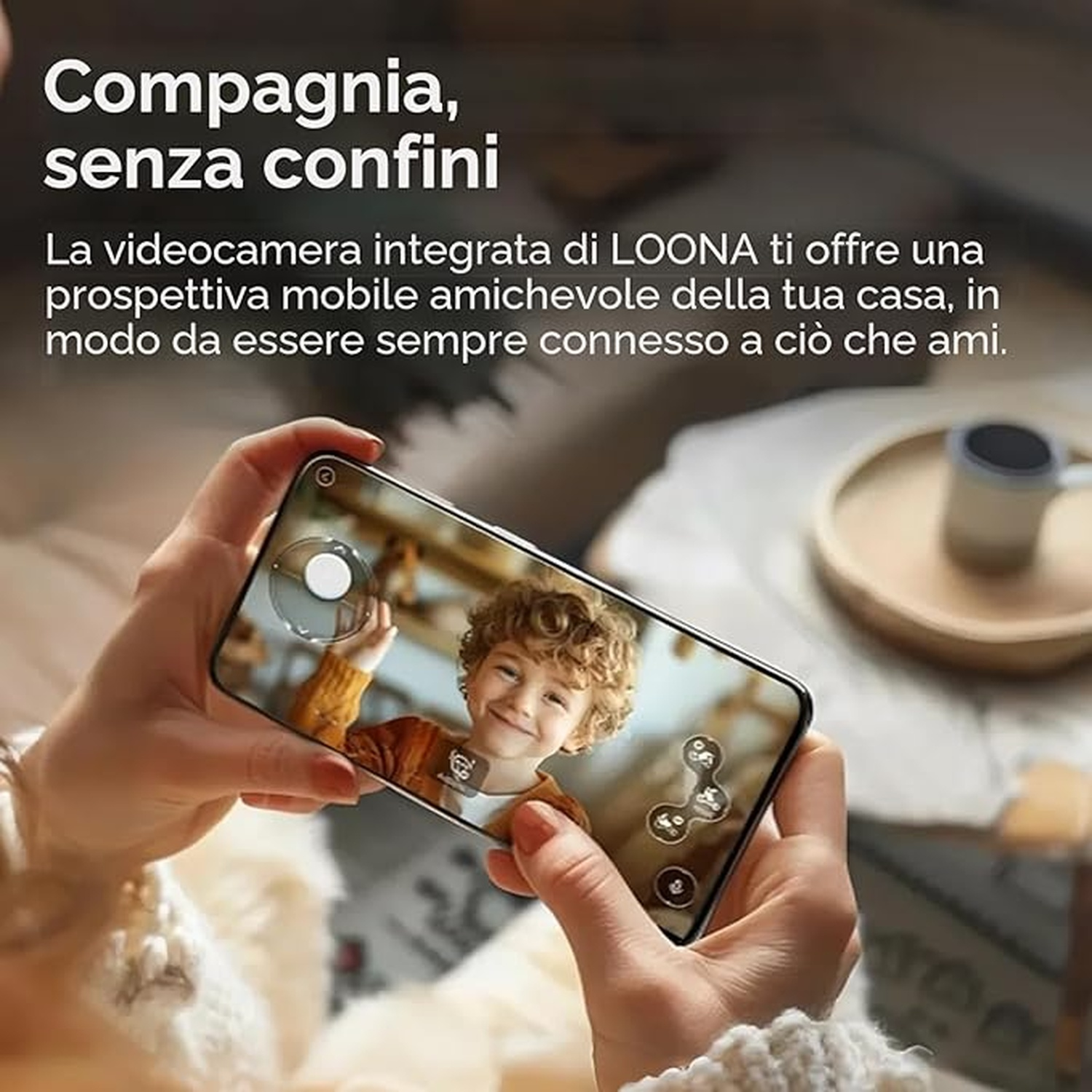 Una persona tiene uno smartphone che mostra un bambino sorridente.
