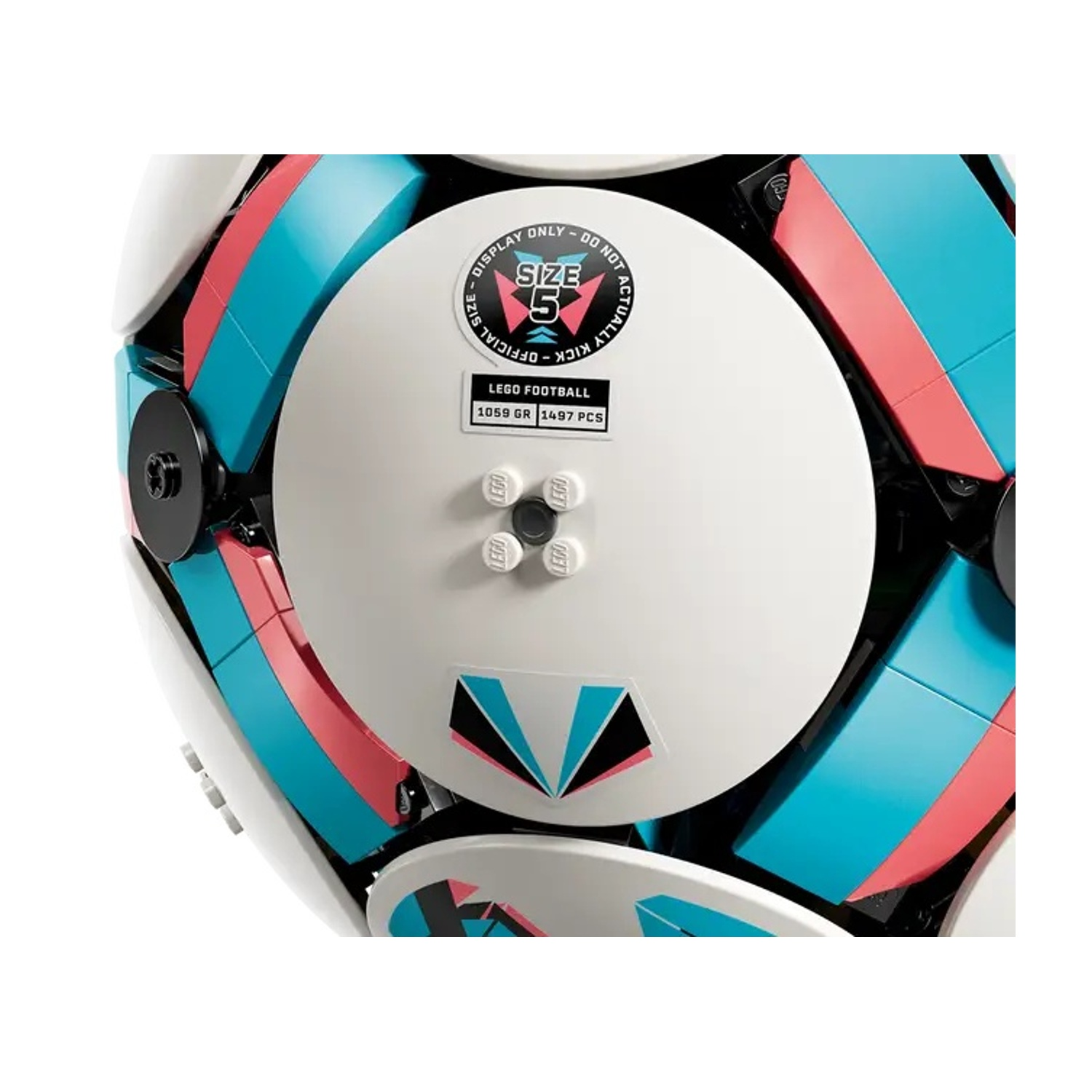 Un pallone da calcio LEGO fatto di mattoncini bianchi, rosa e turchesi, con adesivi.