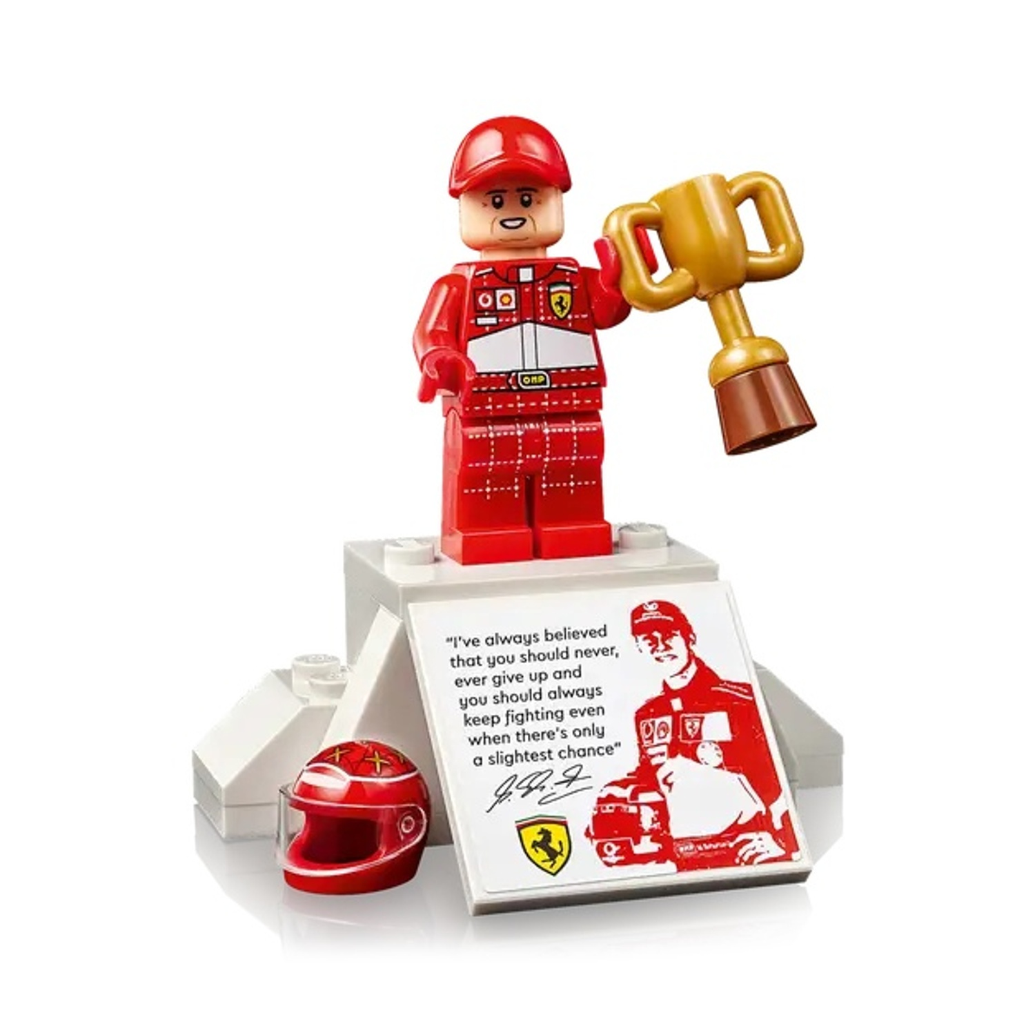 Minifigure Lego in tuta da corsa rossa tiene trofeo. Casco e targa con citazione.