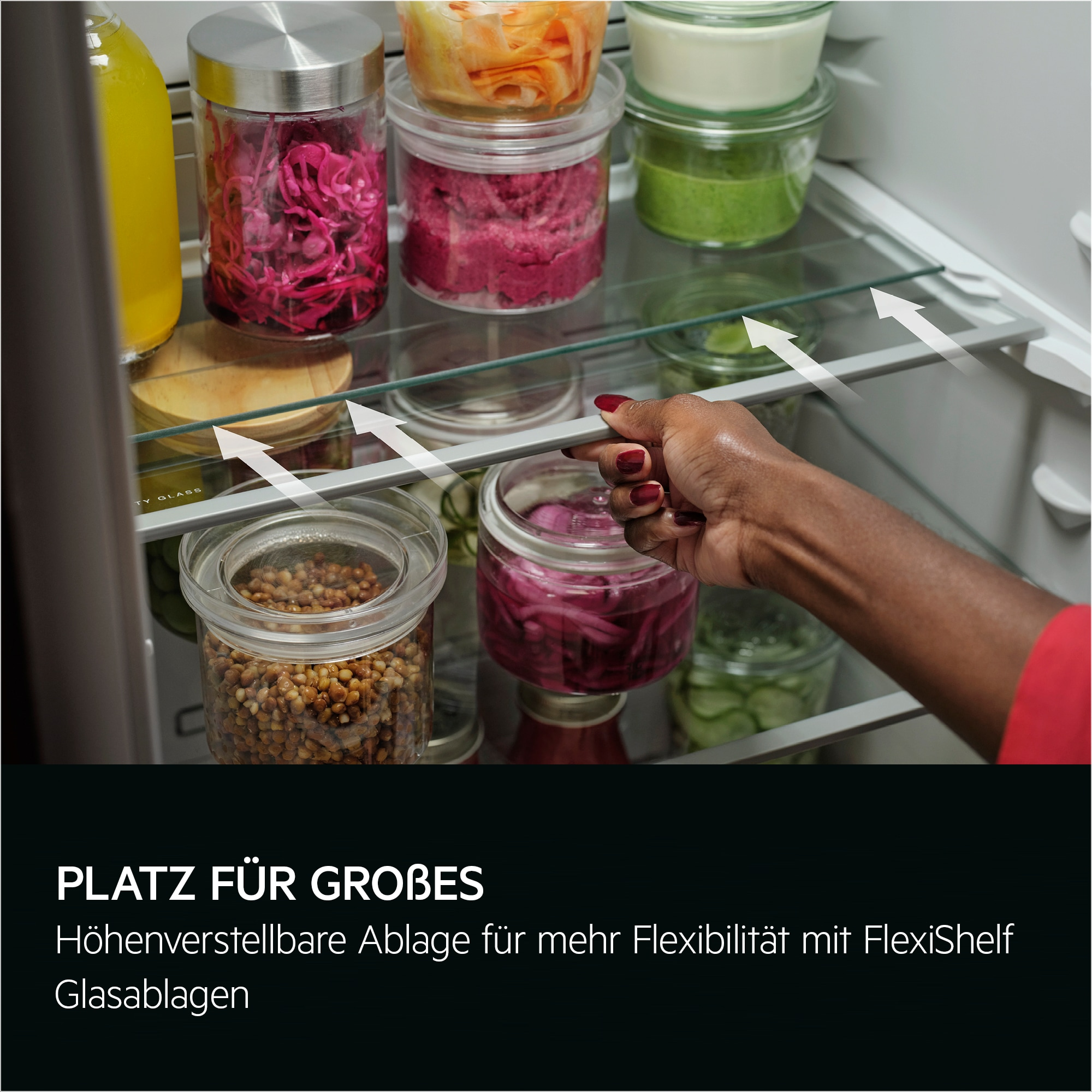 Eine Hand passt eine Glasablage in einem Kühlschrank mit Gläsern voller Lebensmittel an.
