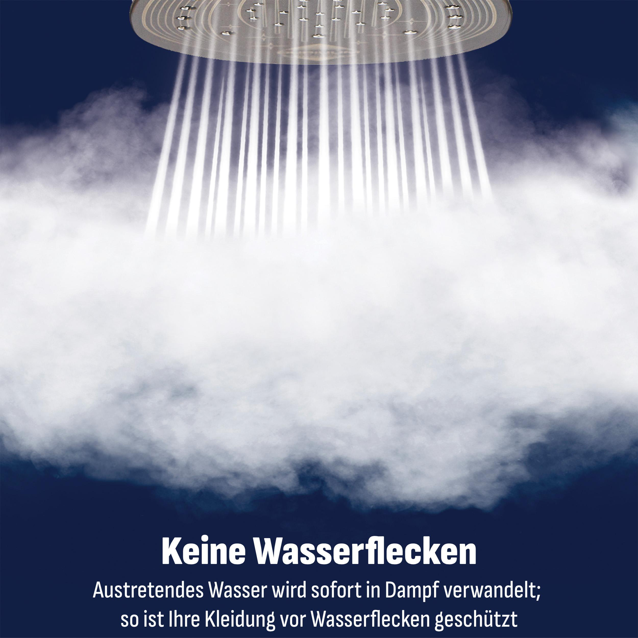 Duschkopf sprüht Wasser, das zu Dampf wird, vor einem dunklen Hintergrund.