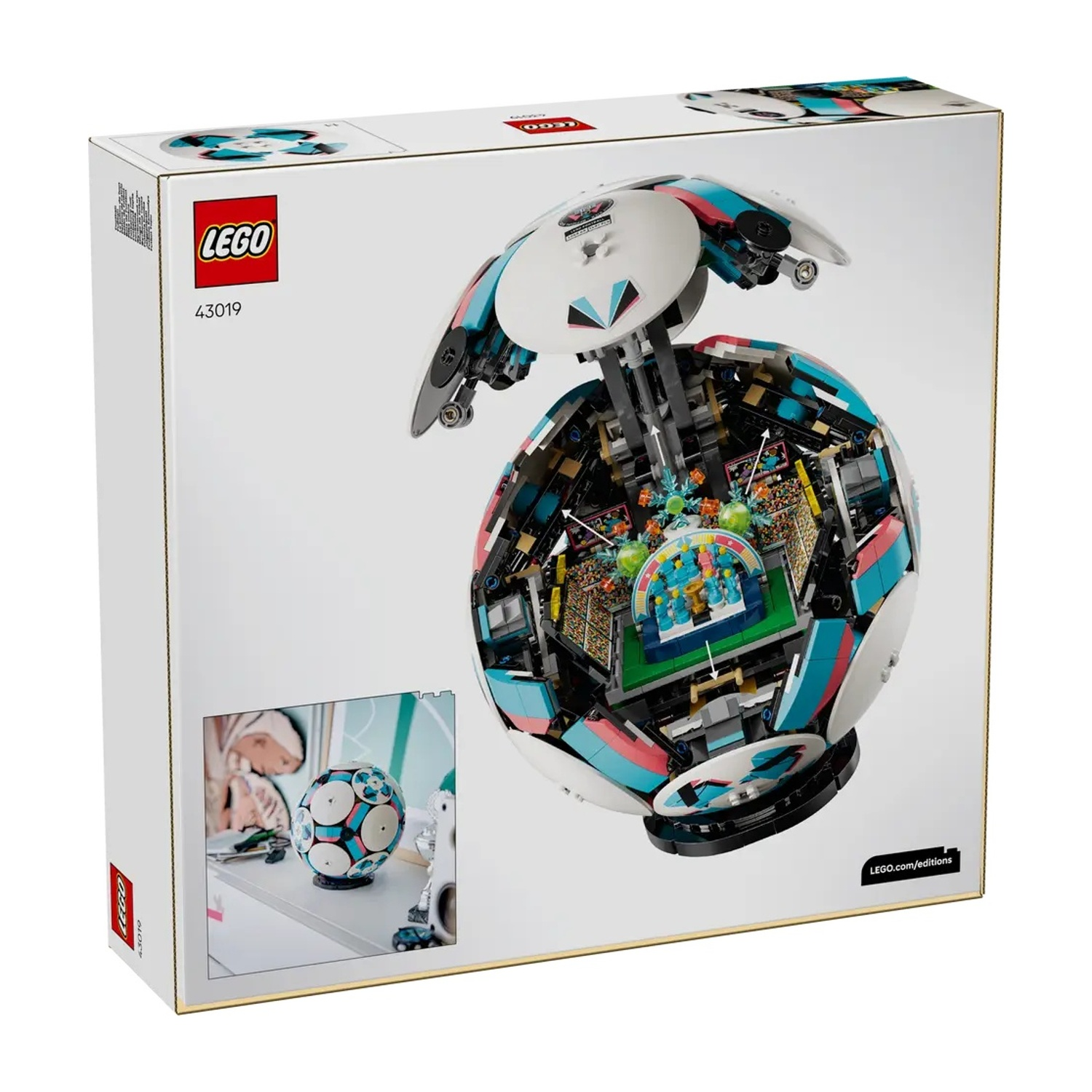 Scatola Lego mostra un modello a forma di pallone da calcio con dettagli di stadio all'interno.
