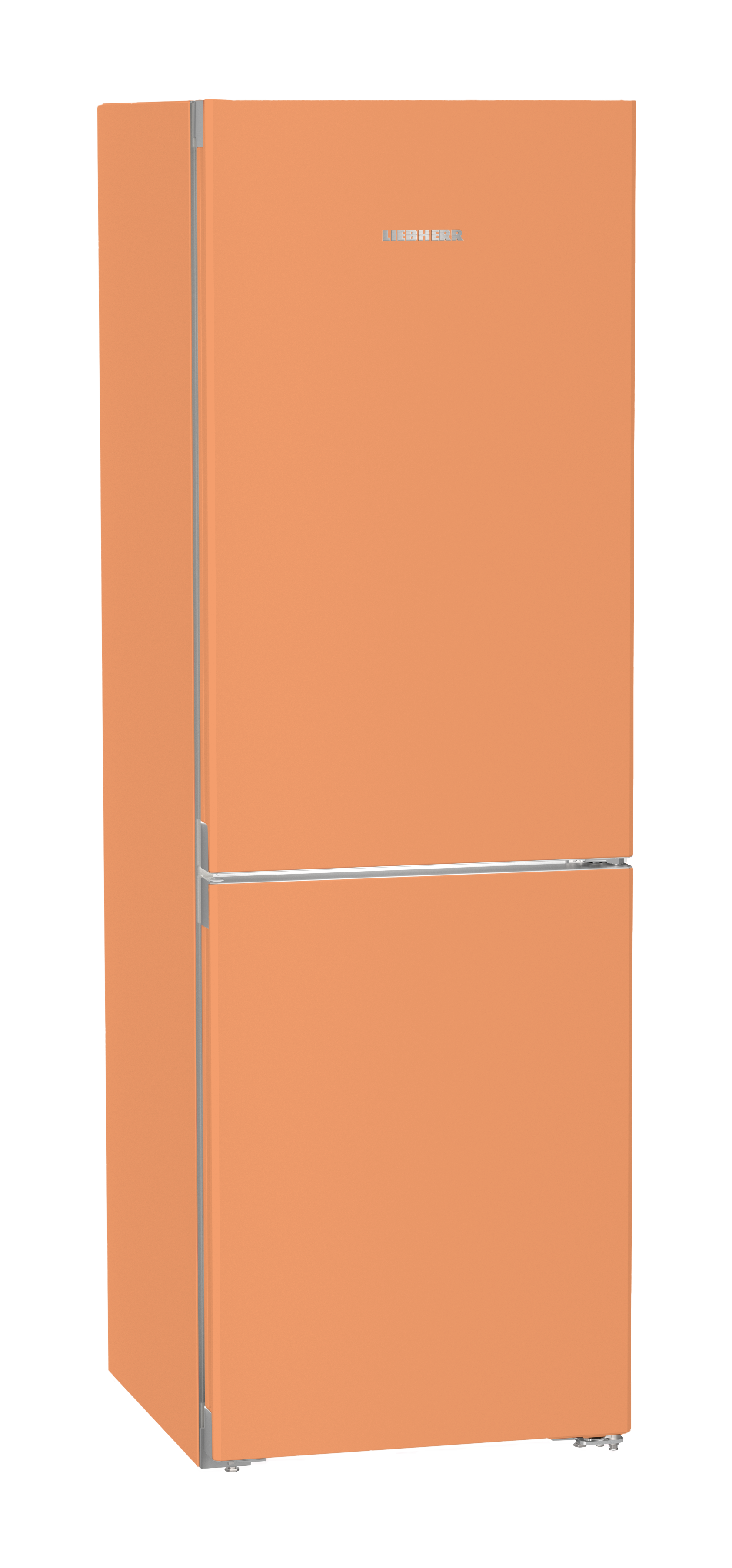 Ein korallenfarbener Kühlschrank mit silbernen Griffen und dem Liebherr-Logo.