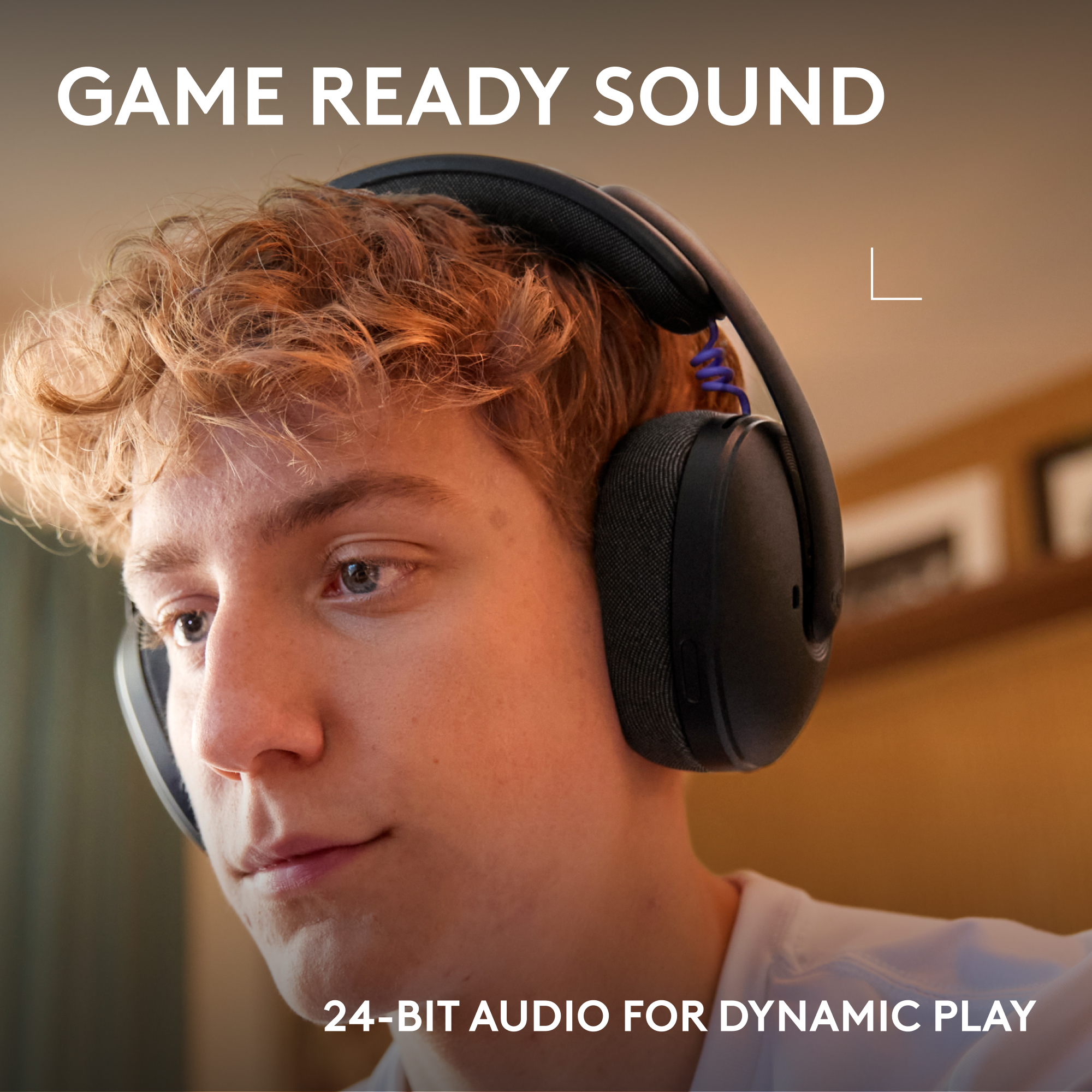 Un giovane con capelli rossi indossa cuffie. Testo: GAME READY SOUND.