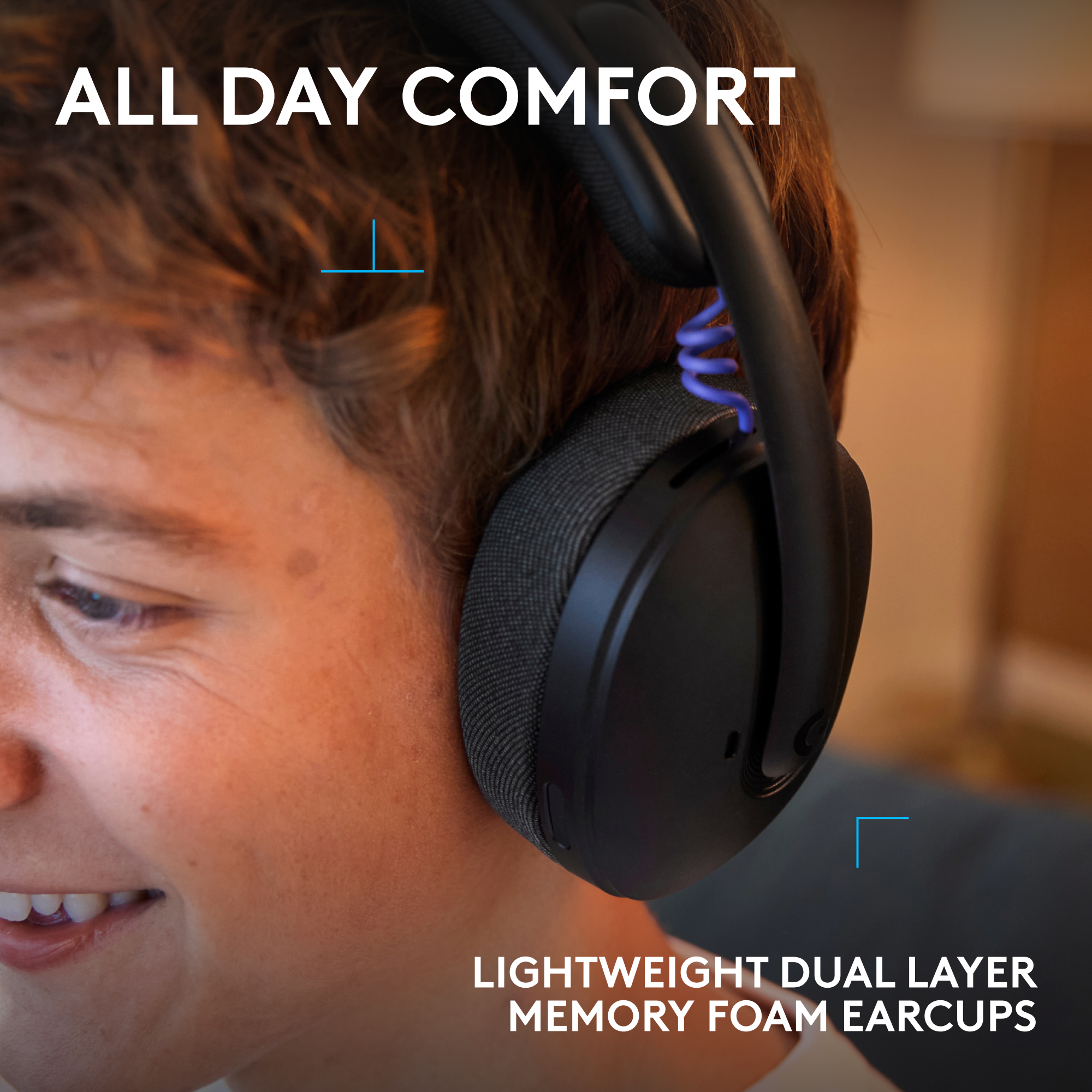 Primo piano di un giovane sorridente con cuffie. Testo: Comfort per tutto il giorno.