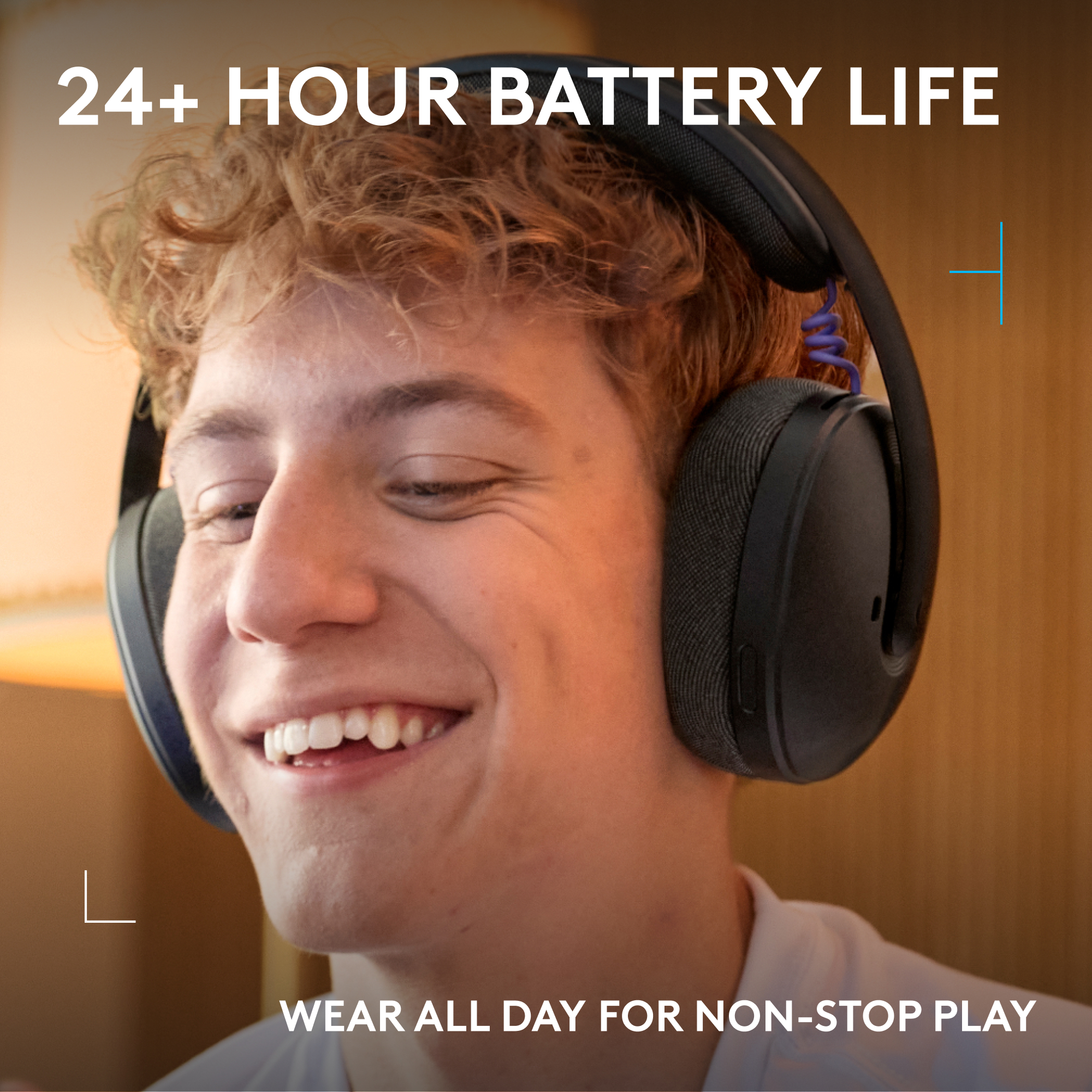 Un giovane sorridente con cuffie nere. Testo: Batteria per oltre 24 ore.