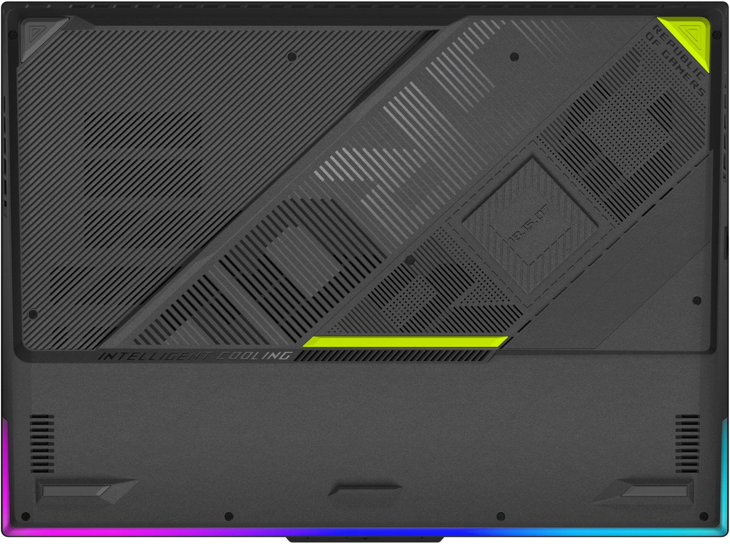 Onderkant van een gaminglaptop met ventilatiepatronen en RGB-verlichting.