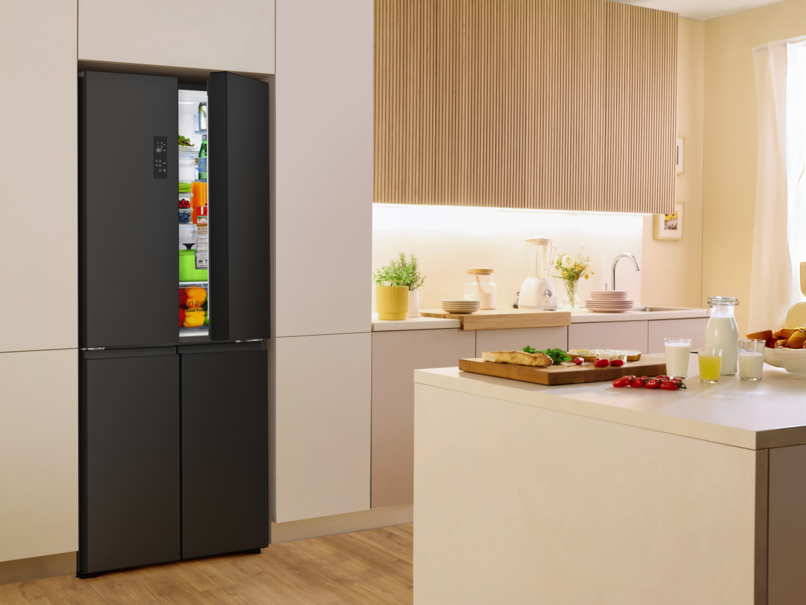 Schwarzer Kühlschrank mit geöffneter Tür neben einer Kücheninsel mit Frühstück.