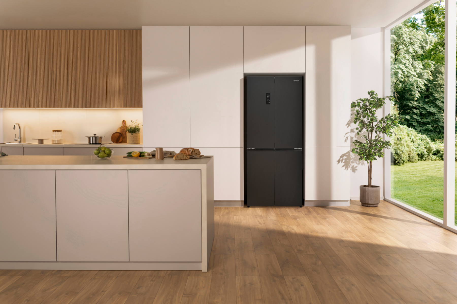 Moderne Küche mit Insel, schwarzem Kühlschrank, Holzschränken und großem Fenster.