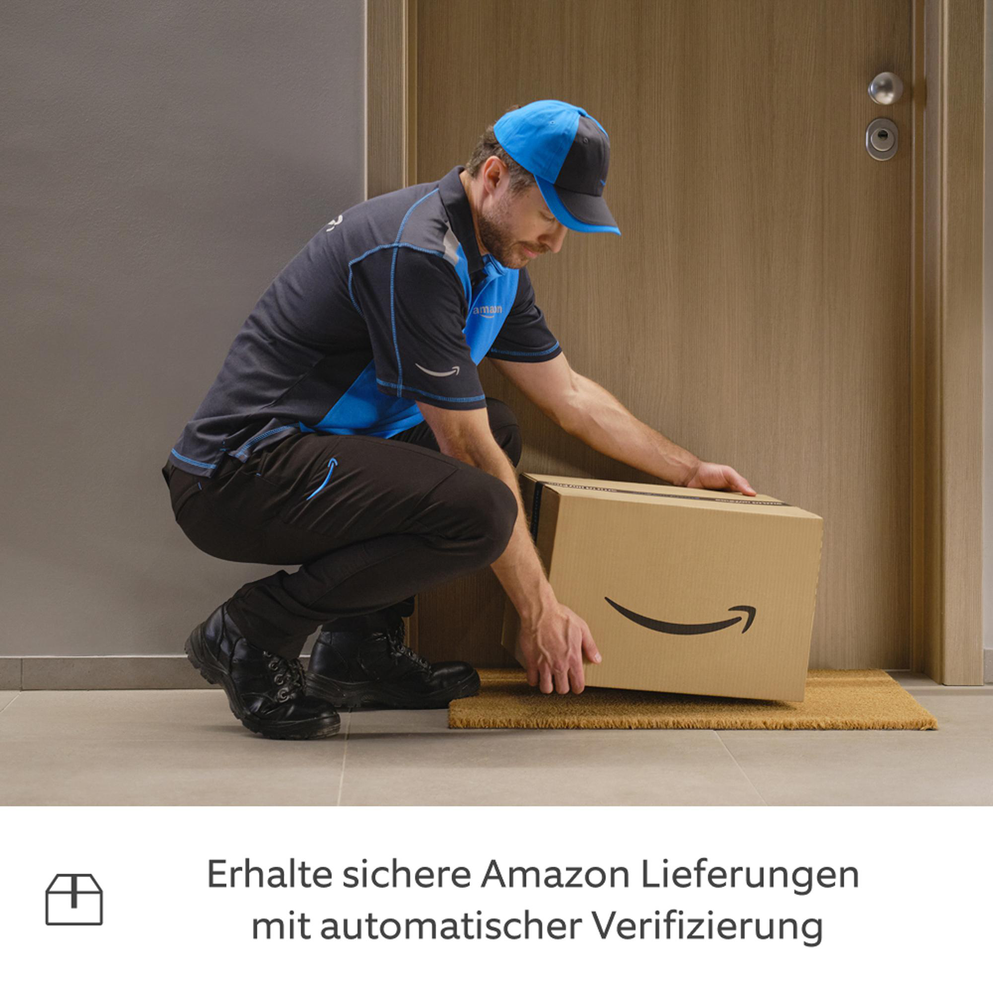 Amazon-Lieferant kniet vor Tür, legt Paket auf Fußmatte.