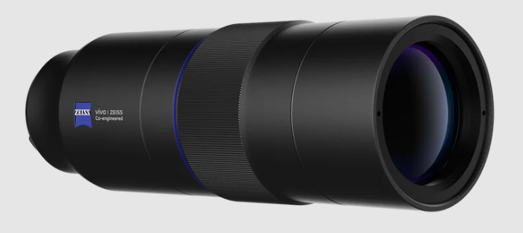 Schwarzes Objektiv mit Zeiss-Logo und blauen Akzenten, auf hellem Hintergrund.