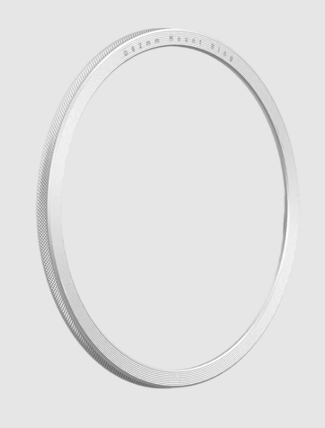 Ein silberner Ring mit Rillen und Textbeschriftung auf grauem Hintergrund.