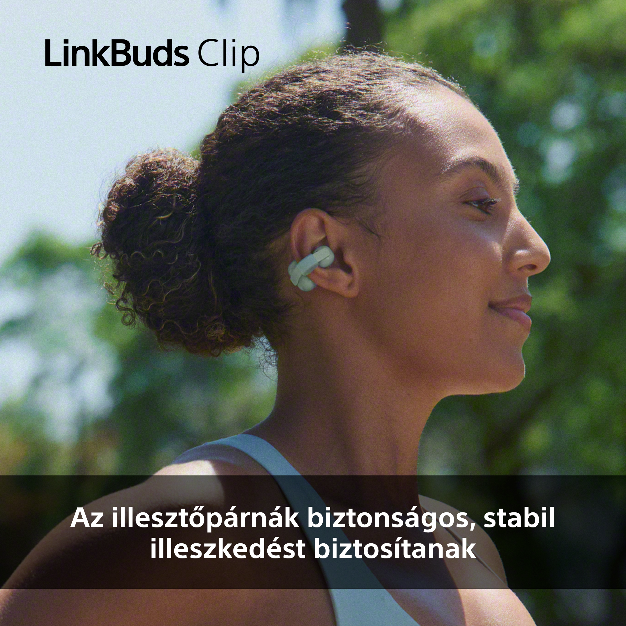 Egy nő visel világoszöld LinkBuds Clip fülhallgatót. Szöveg magyarul.