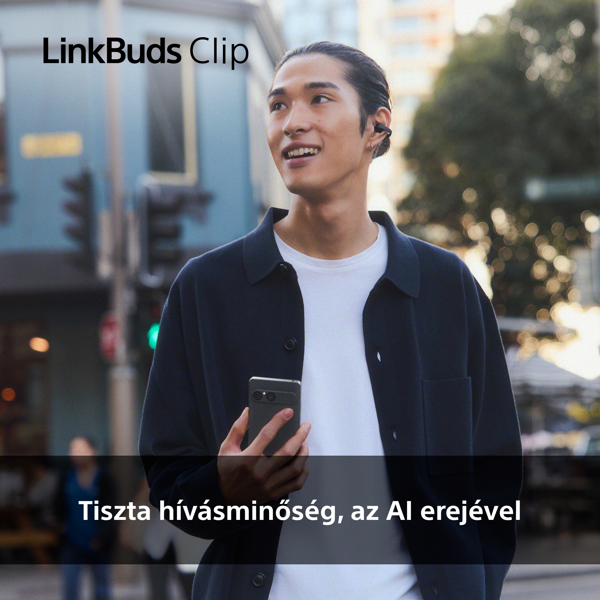 Fülhallgatós férfi telefont tart, LinkBuds Clip felirat.