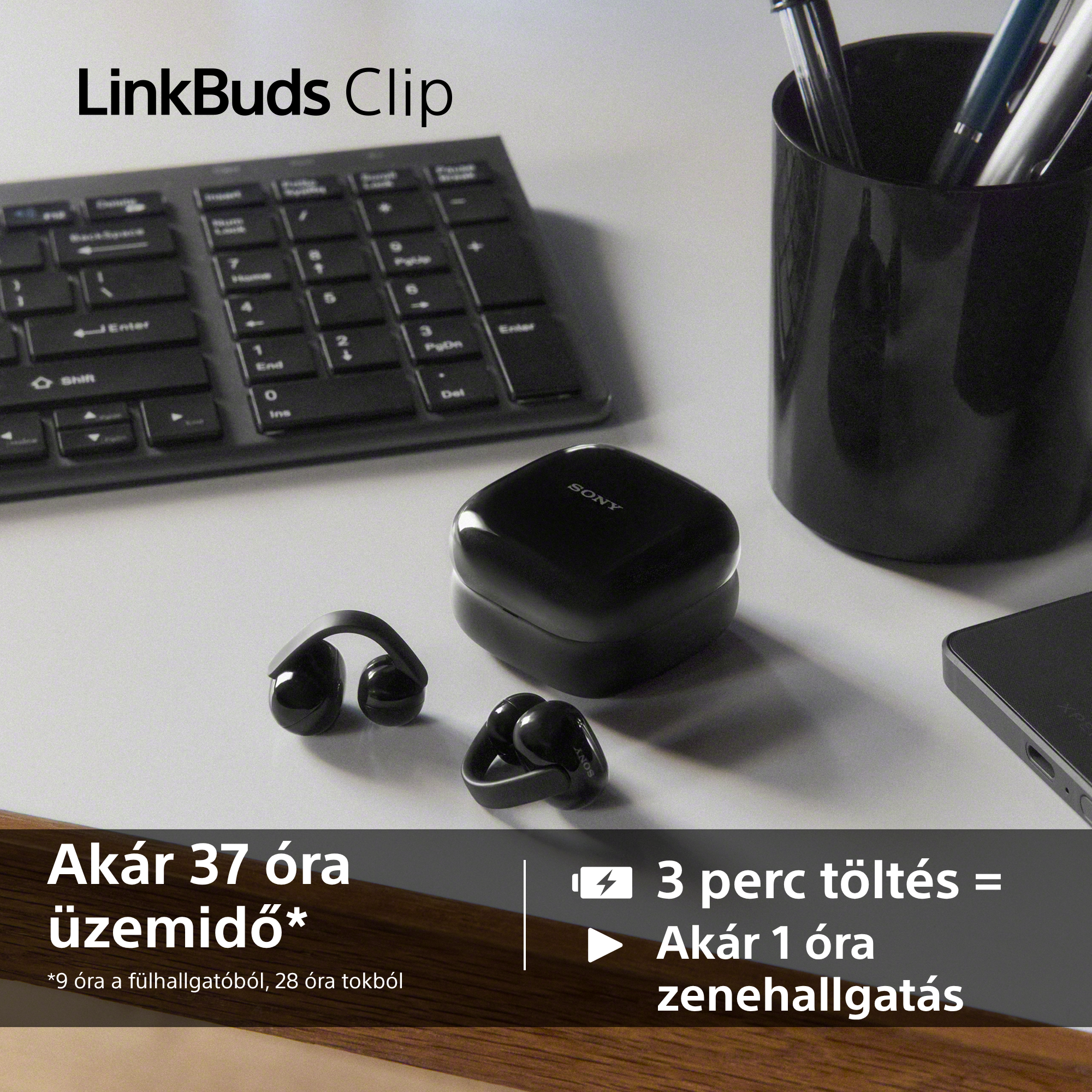 Fekete Sony LinkBuds Clip töltőtokkal, billentyűzettel és tolltartóval.