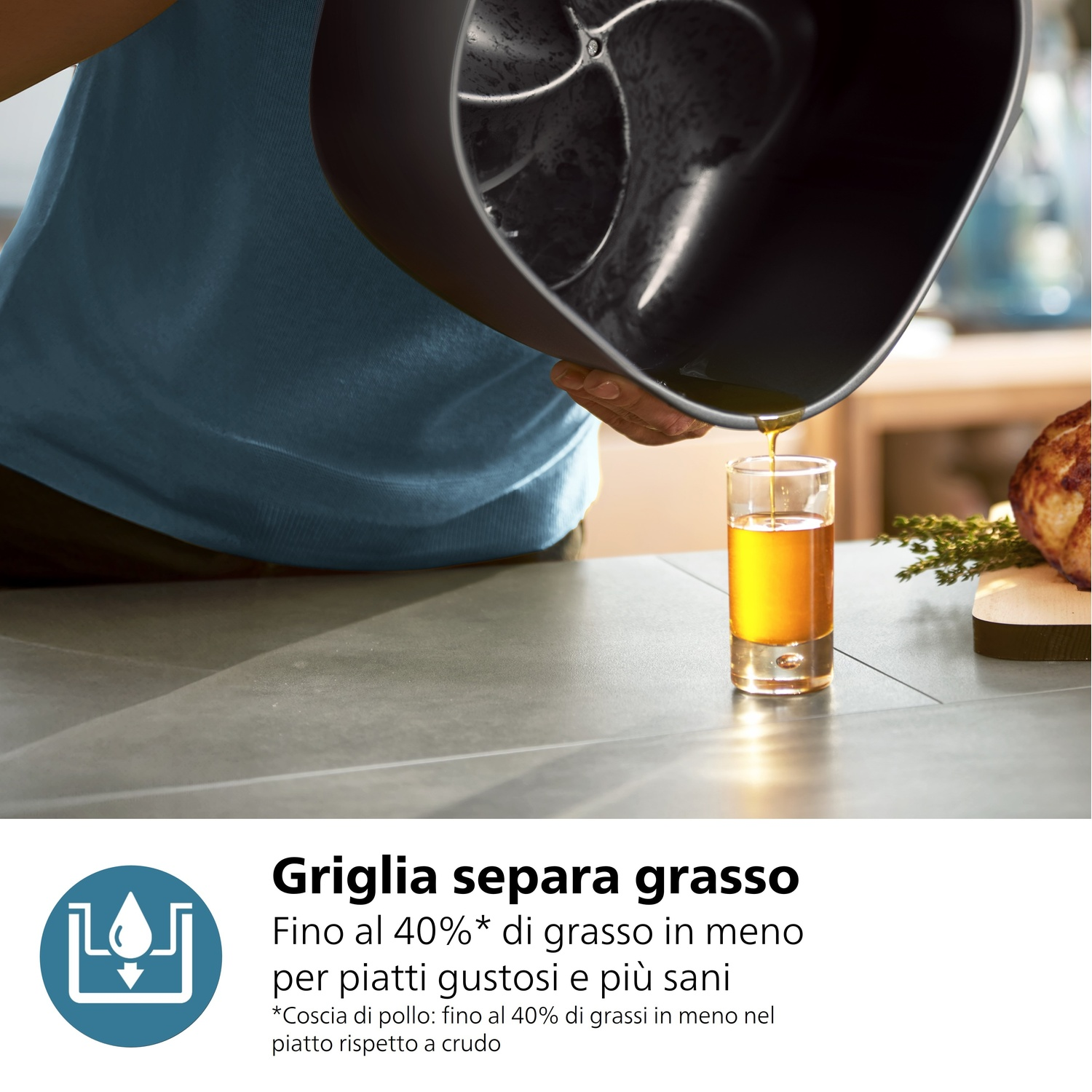 Grasso liquido versato da un contenitore in un bicchiere.
