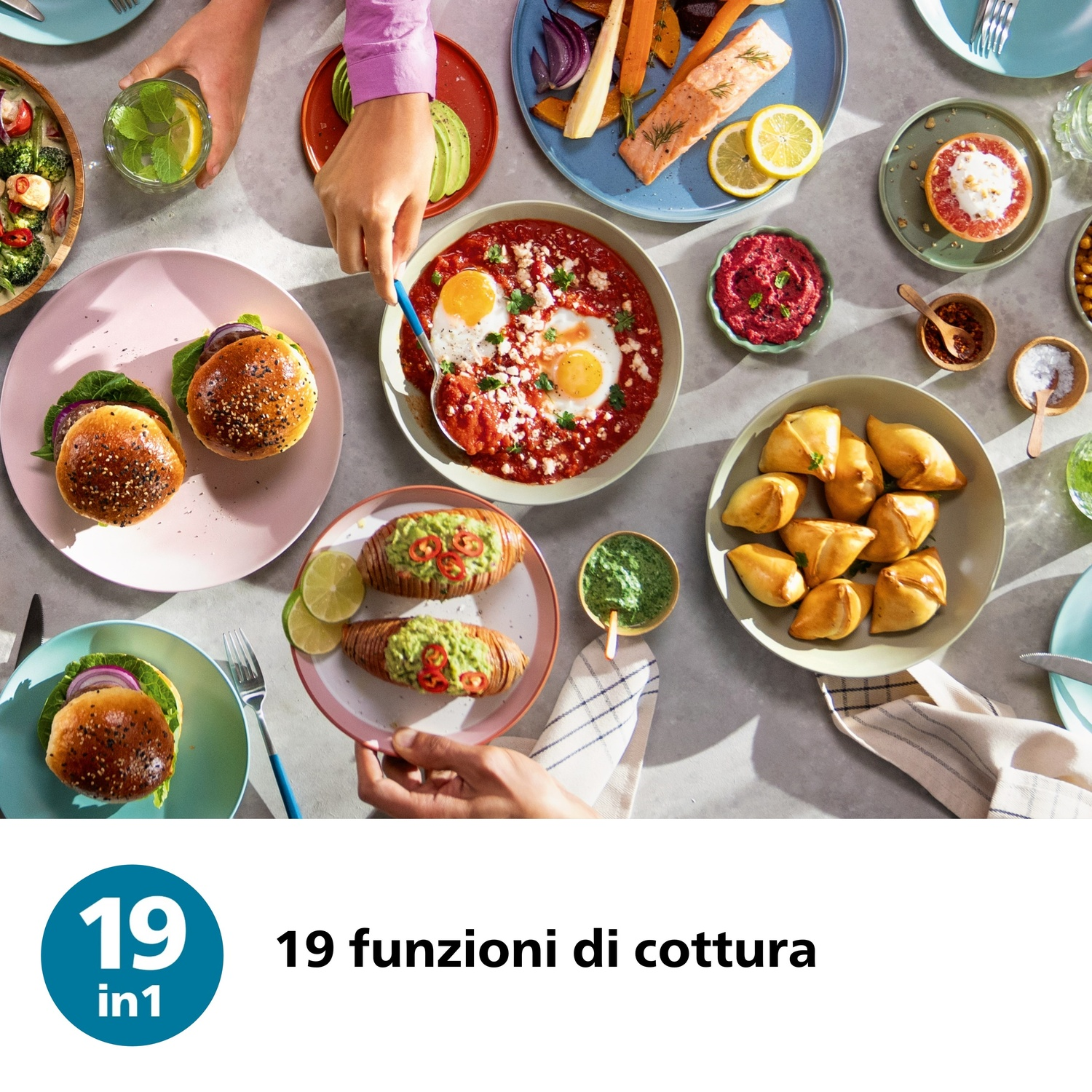 Tavola piena di cibo: hamburger, salmone, patate al forno, insalata.