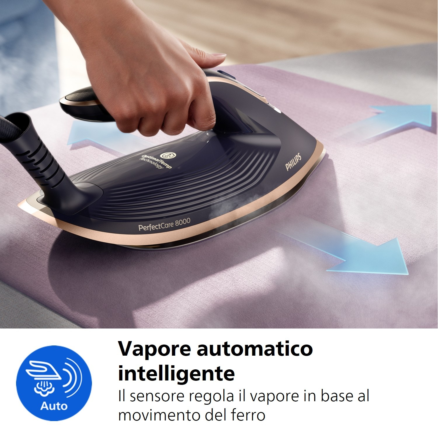 Una mano tiene un ferro da stiro che scivola su tessuto viola. Frecce blu indicano vapore.