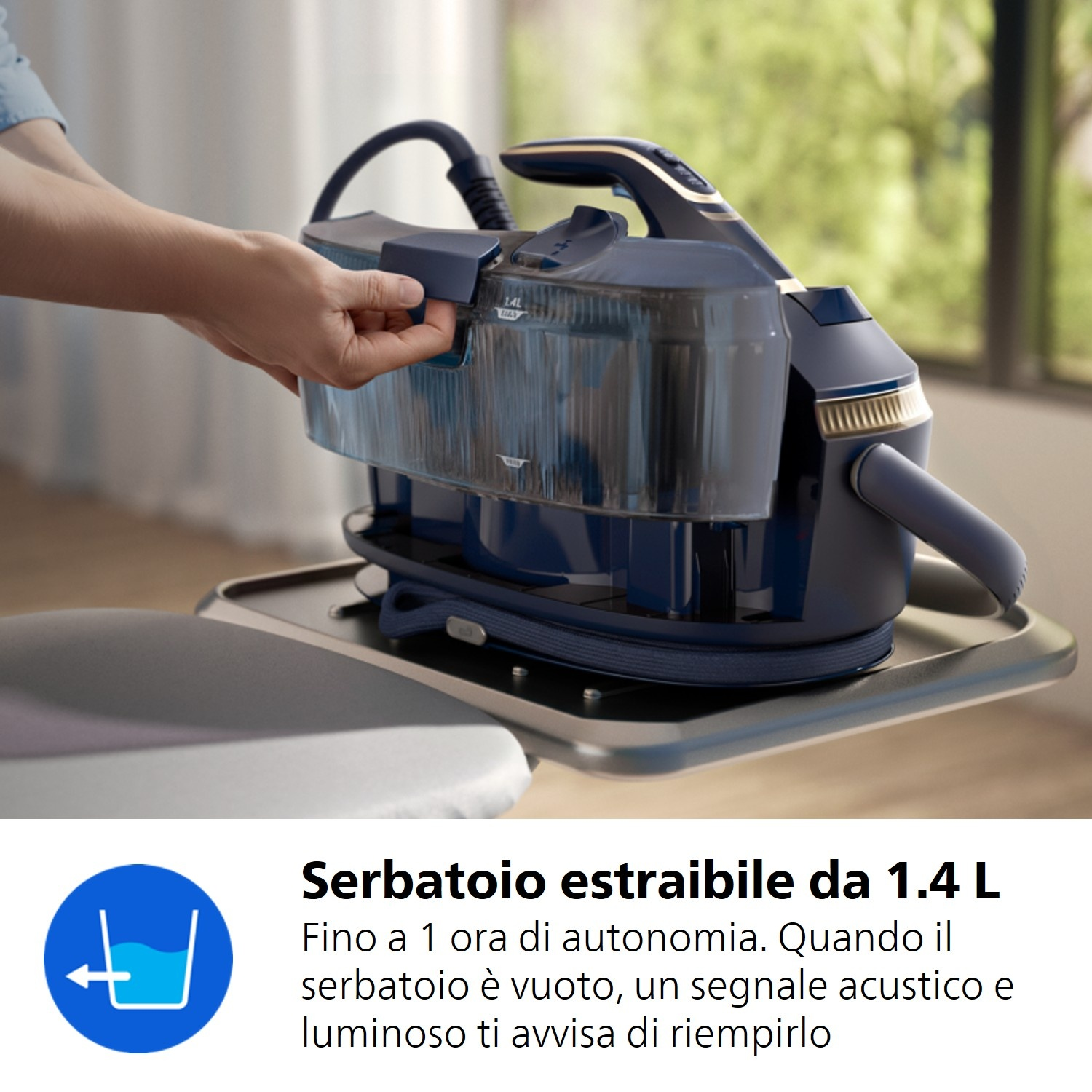 Una mano estrae il serbatoio dell'acqua da una stazione da stiro a vapore blu.