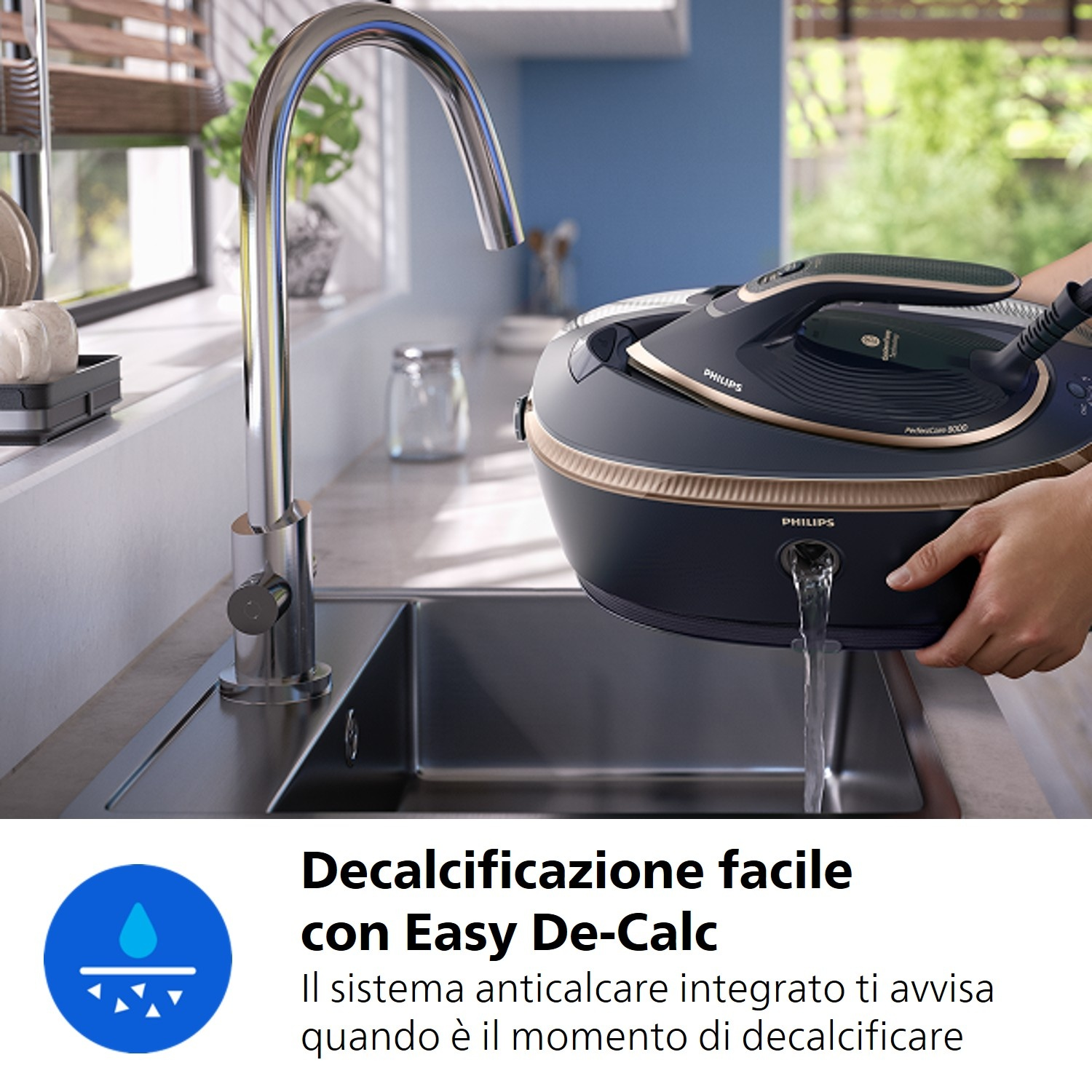 Una persona svuota acqua da un ferro da stiro in un lavello da cucina.