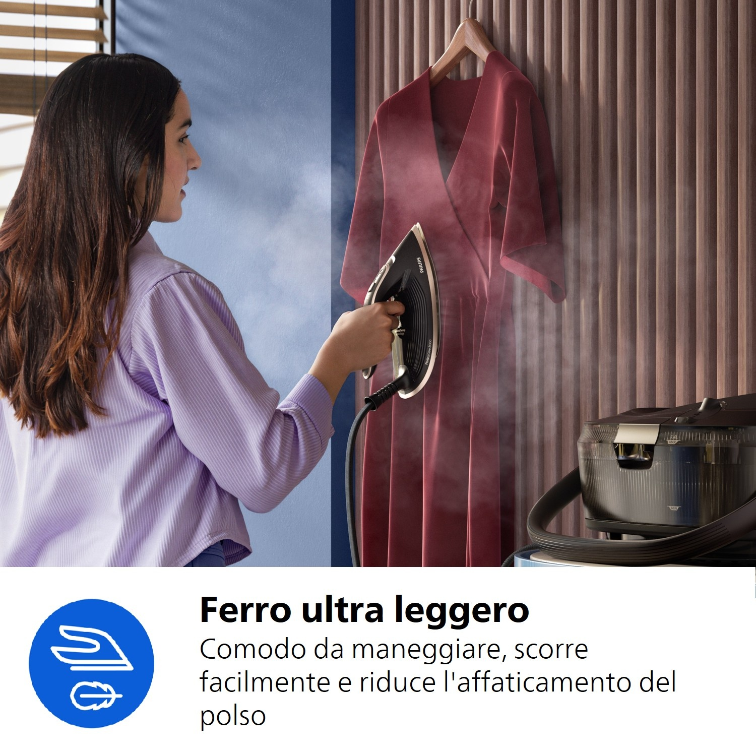 Una donna stira un vestito rosso con ferro da stiro a vapore. Si alza vapore.