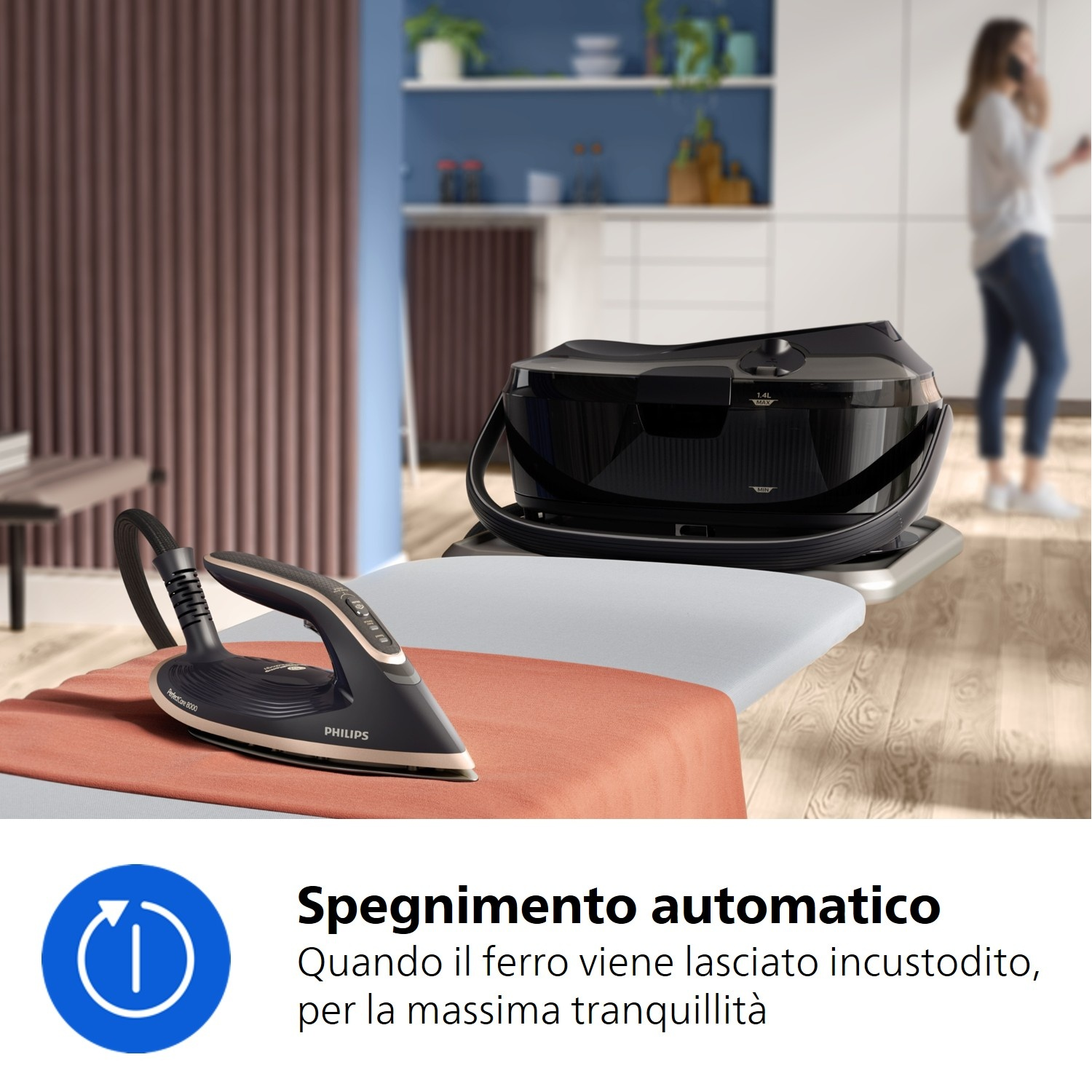 Un ferro da stiro nero con accenti oro rosa su un asse da stiro.