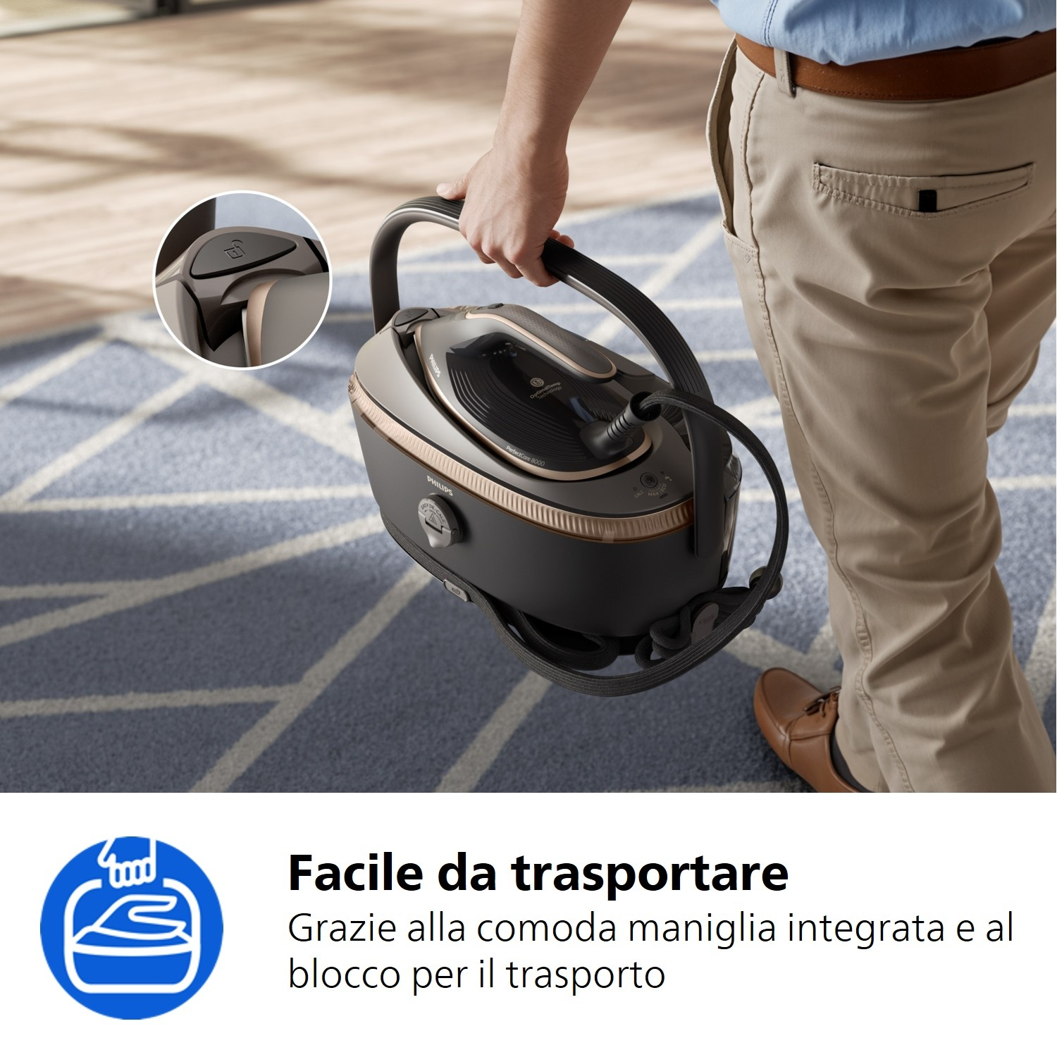 Uomo trasporta ferro da stiro scuro con maniglia. Primo piano.
