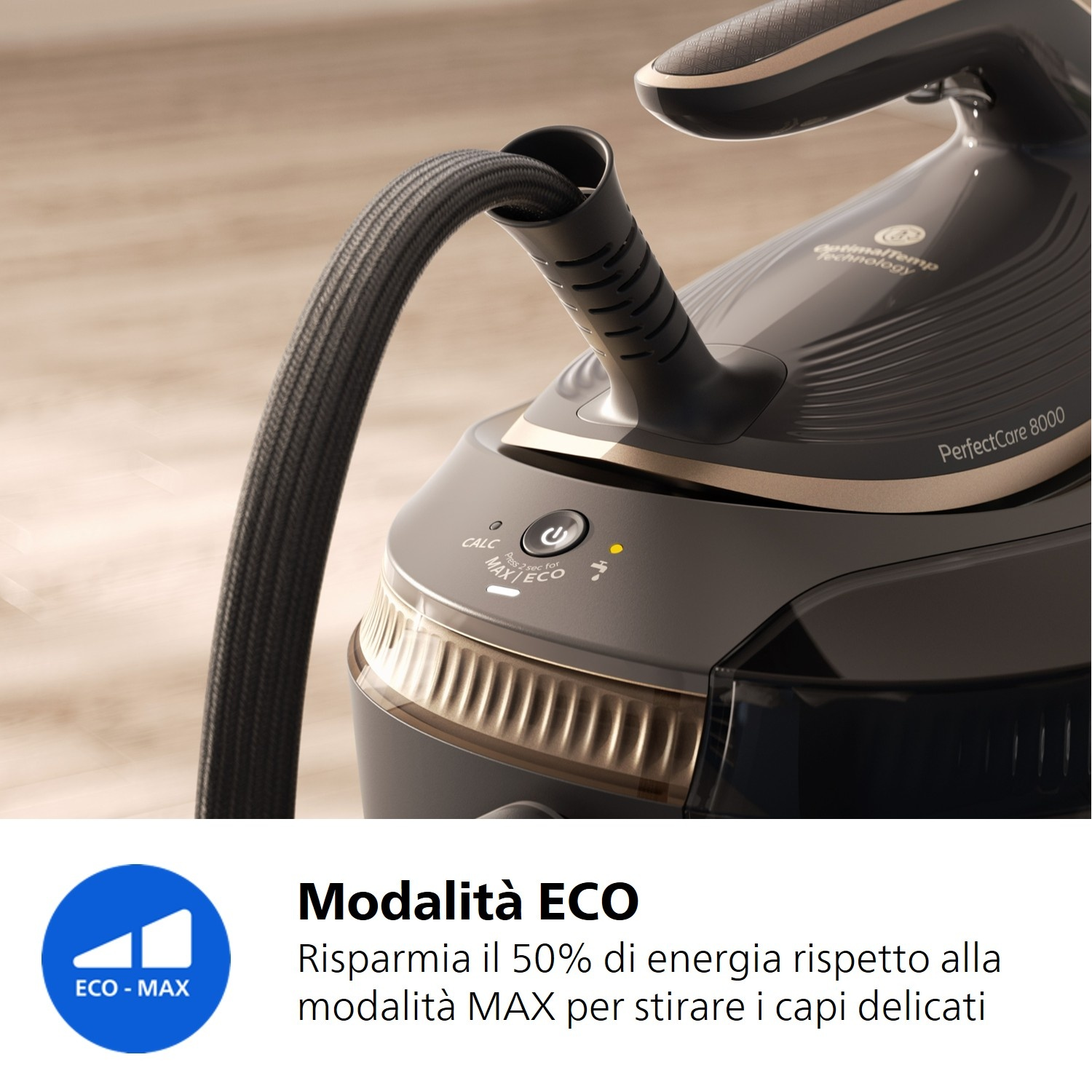 Un ferro da stiro scuro con indicatore ECO-MAX e tubo nero.