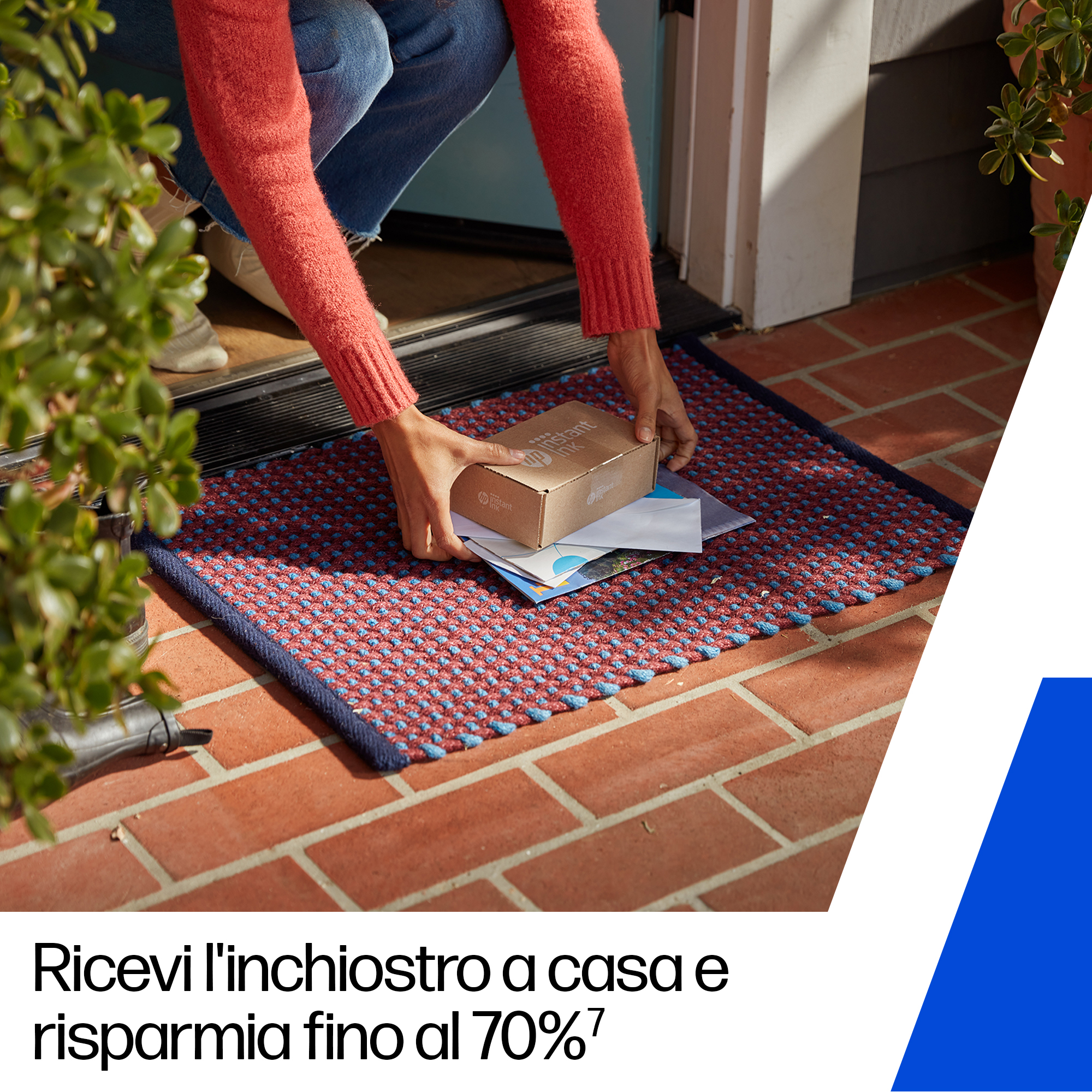 Una donna appoggia un pacco HP Instant Ink e lettere su uno zerbino.