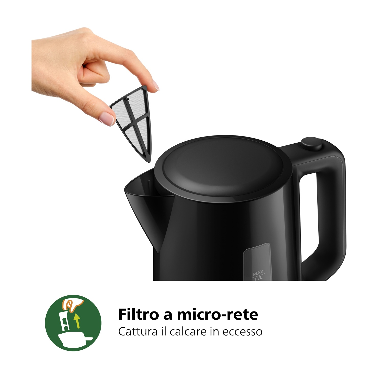 Una mano tiene un filtro nero per bollitore con motivo a griglia.