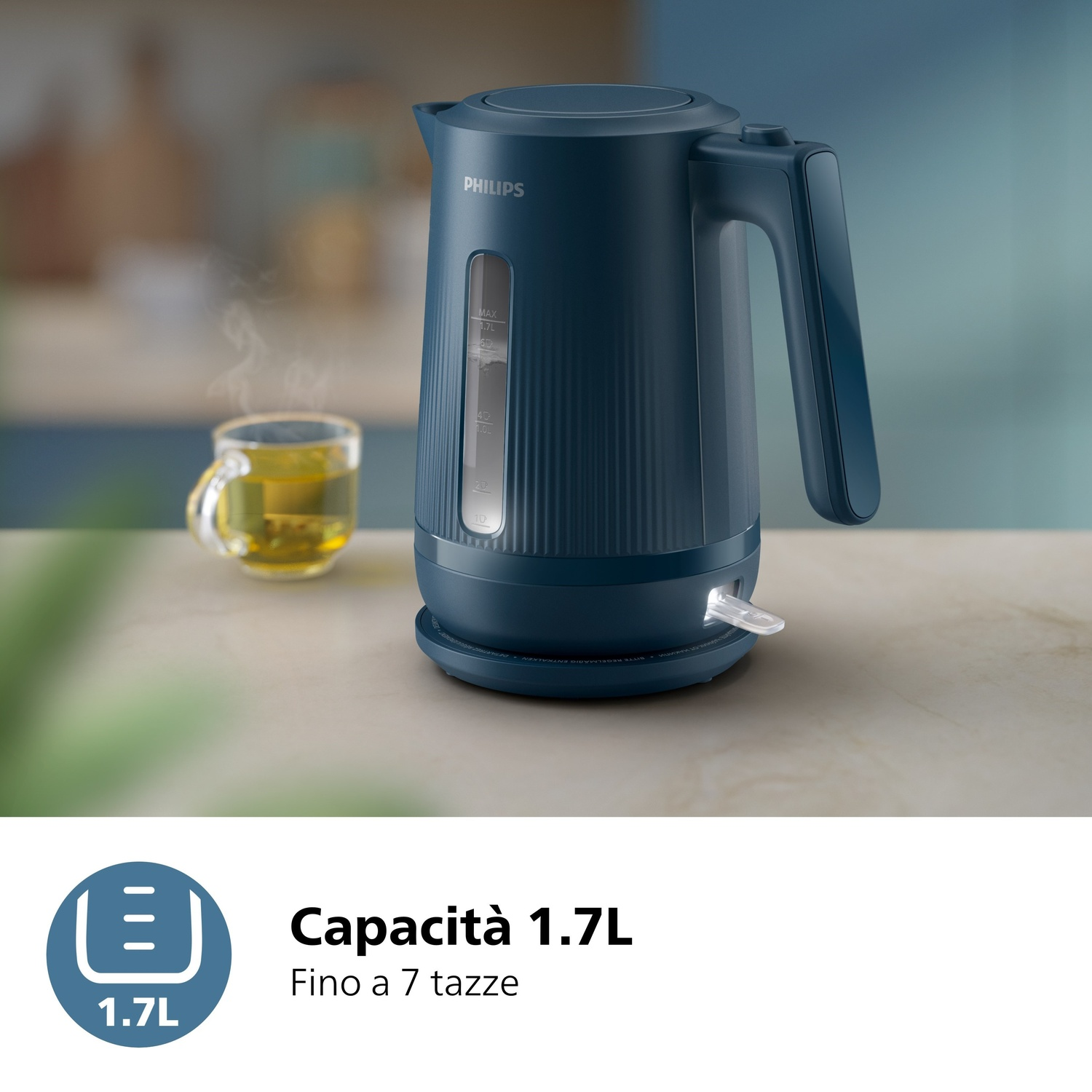 Un bollitore Philips blu accanto a una tazza di tè fumante su un piano di lavoro.