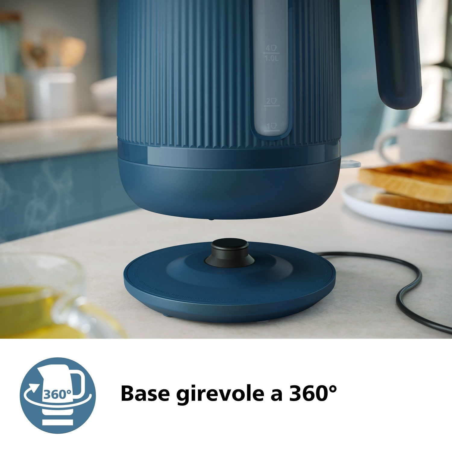 Un bollitore blu sulla sua base, con toast e tè nelle vicinanze.