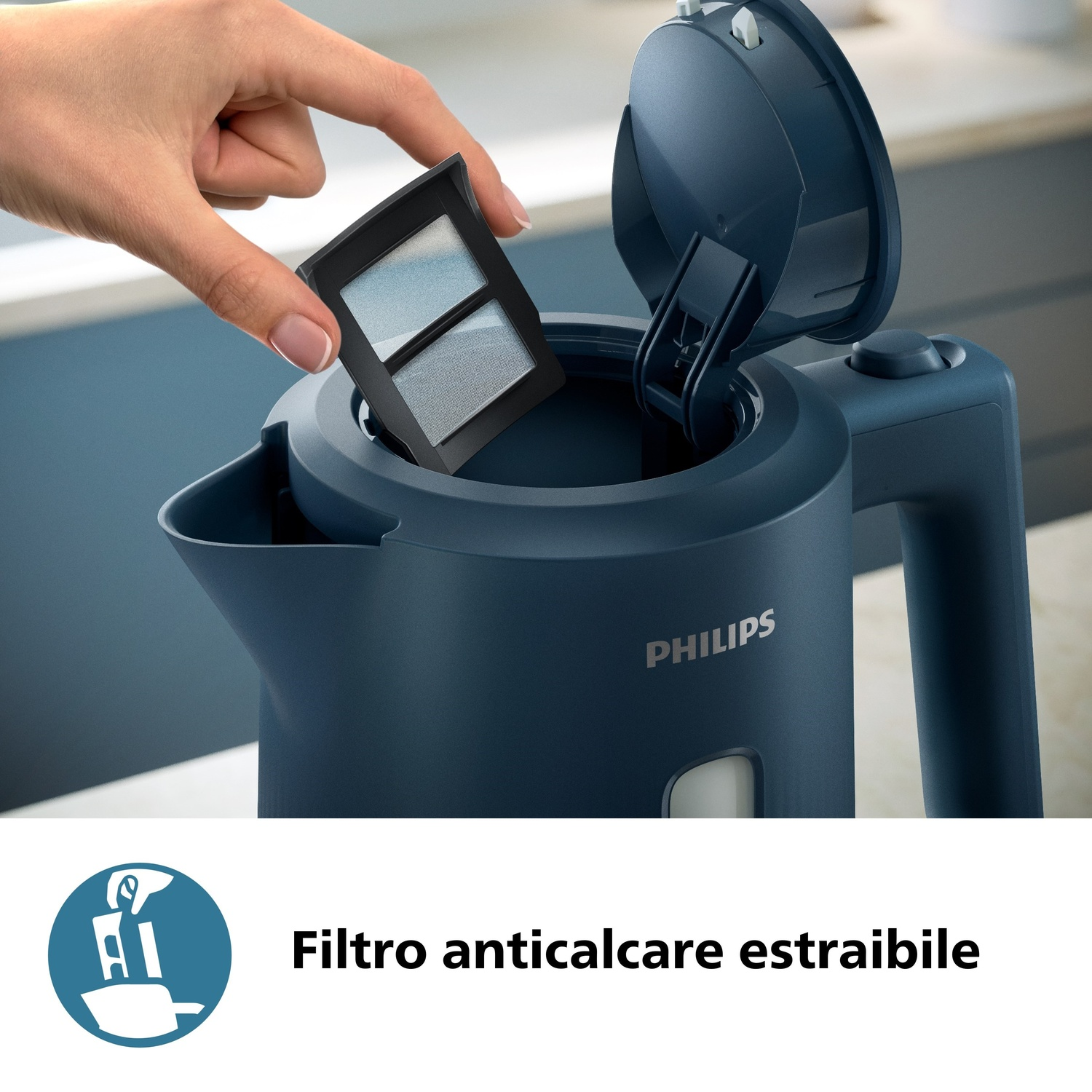 Una mano inserisce un filtro anticalcare estraibile in un bollitore blu.