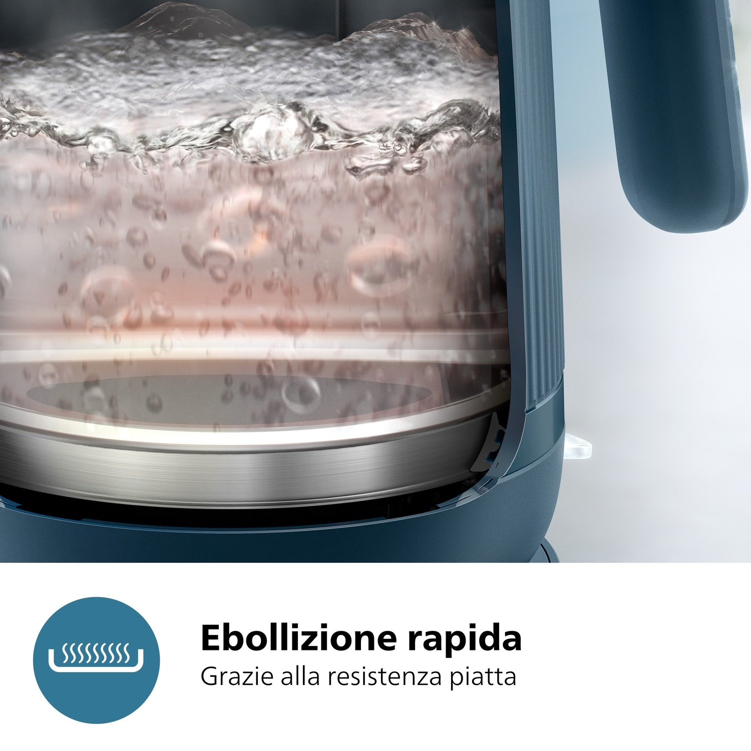 Dettaglio bollitore blu con acqua bollente e resistenza piatta.