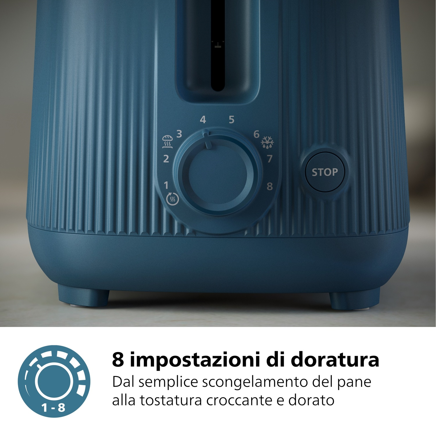 Primo piano di un tostapane blu con pannello di controllo e pulsante stop.