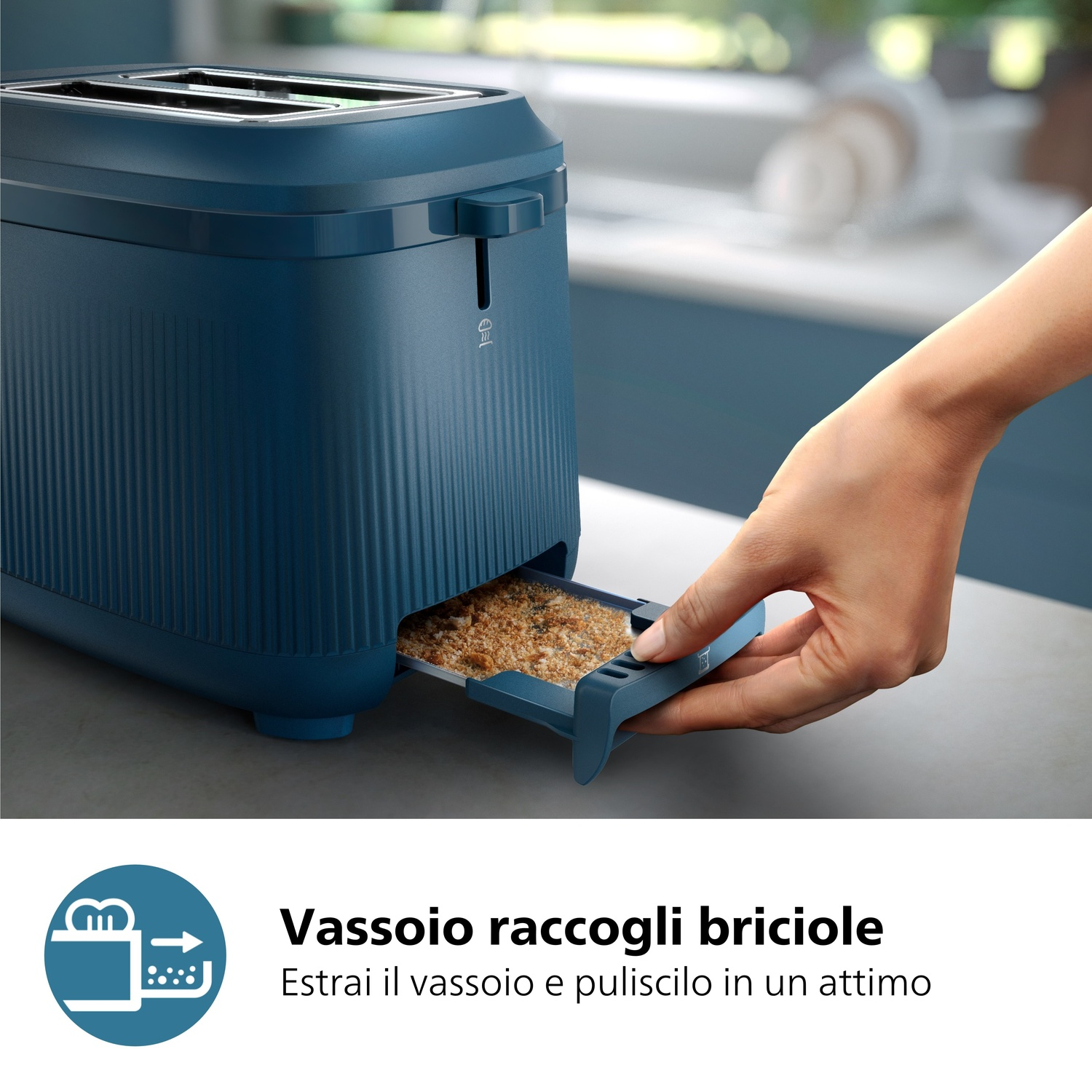 Vassoio raccogli briciole blu estratto da un tostapane, pieno di briciole.