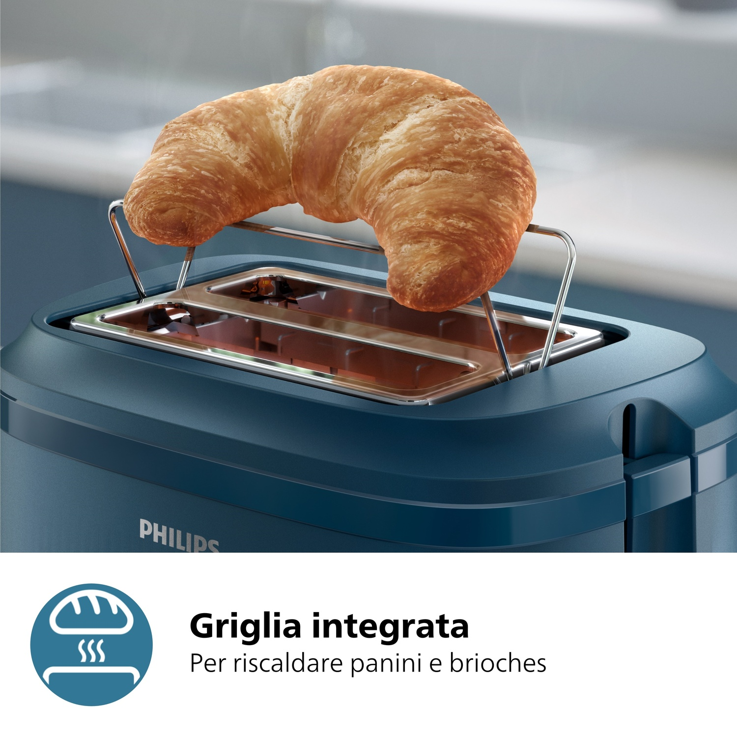 Un croissant dorato poggia su una griglia per tostapane.