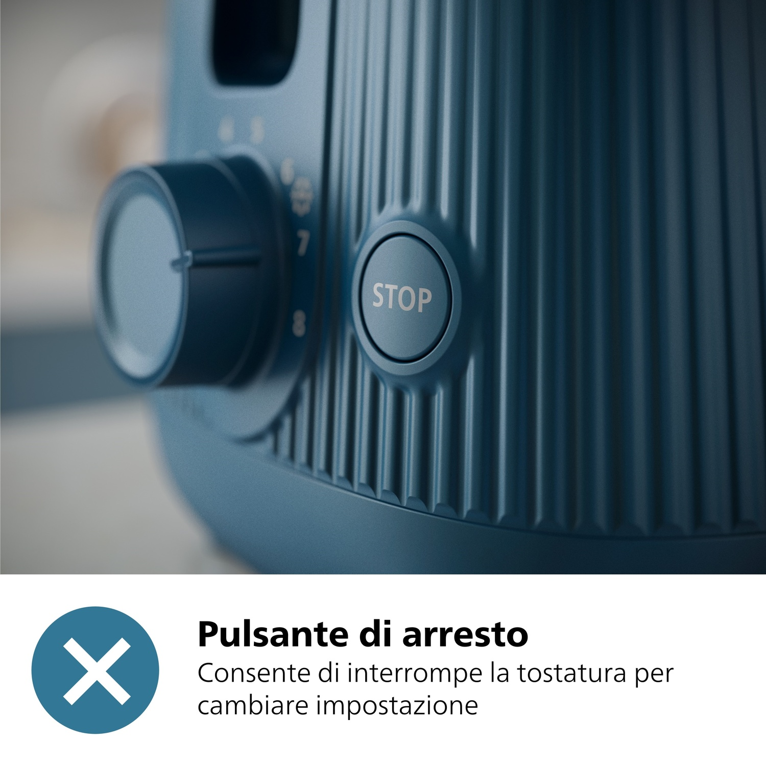 Tostapane blu con quadrante e pulsante di arresto.