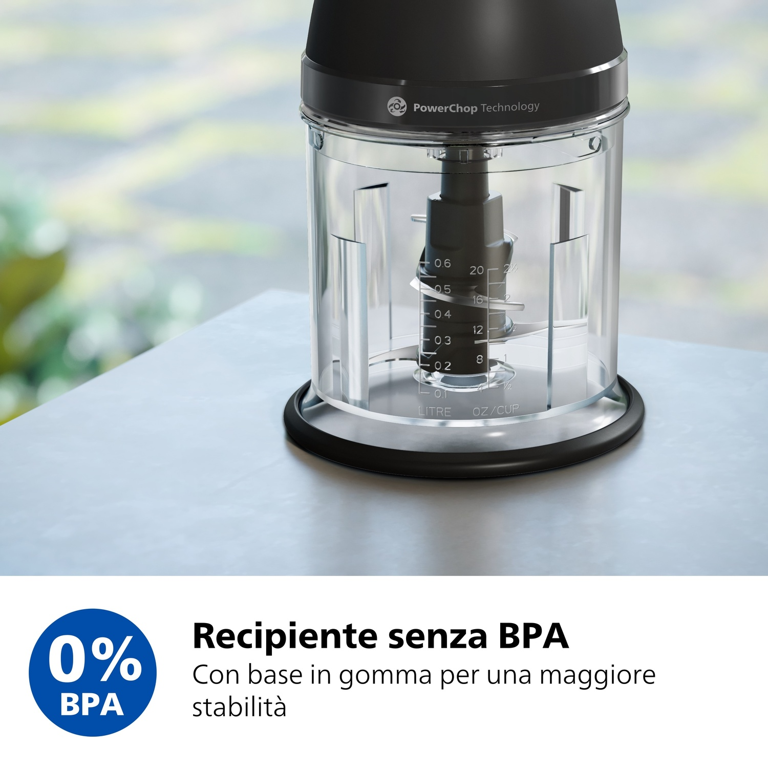 Primo piano di un tritatutto nero e trasparente con misurazioni.