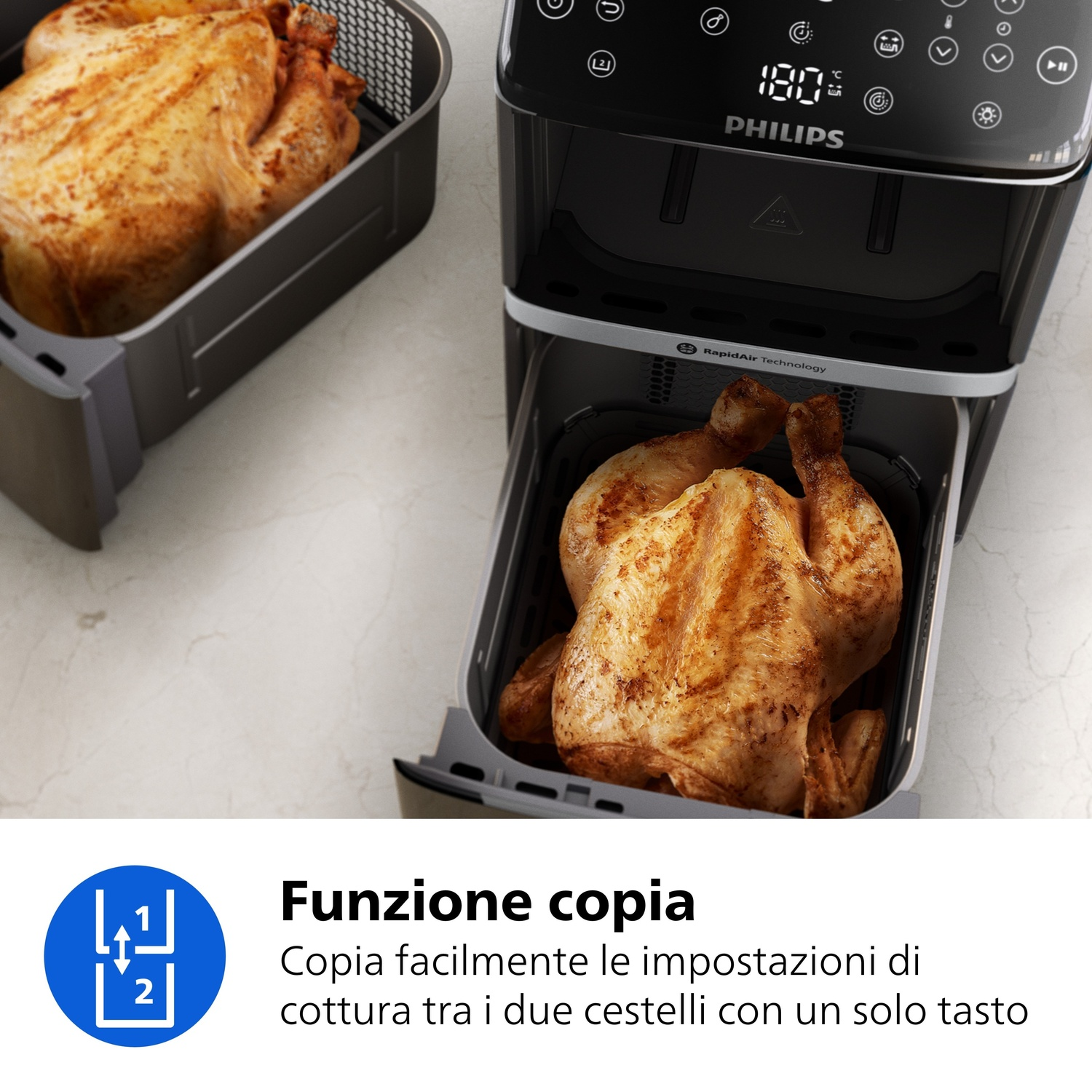 Due polli arrostiti nel cestello e cassetto di una friggitrice ad aria Philips.