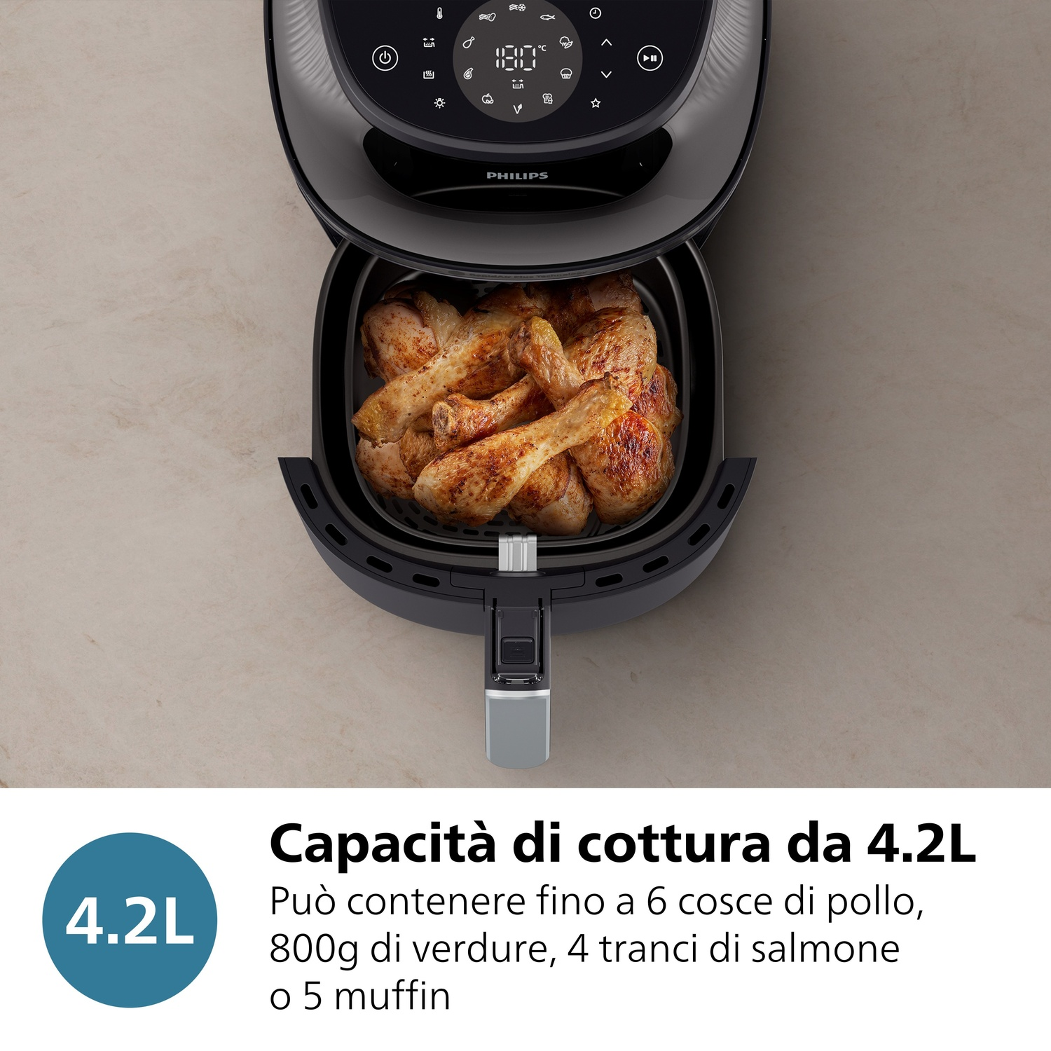 Un cestello nero per friggitrice ad aria con cosce di pollo dorate.