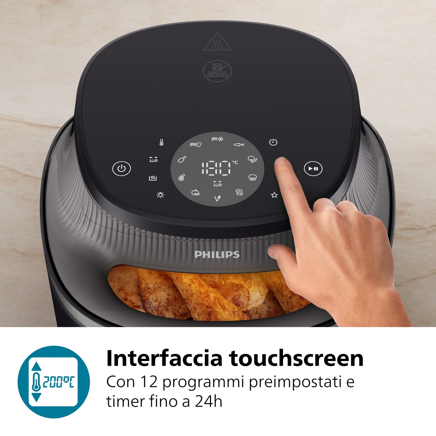 Un dito preme il pannello di controllo di una friggitrice ad aria nera con cibo fritto.