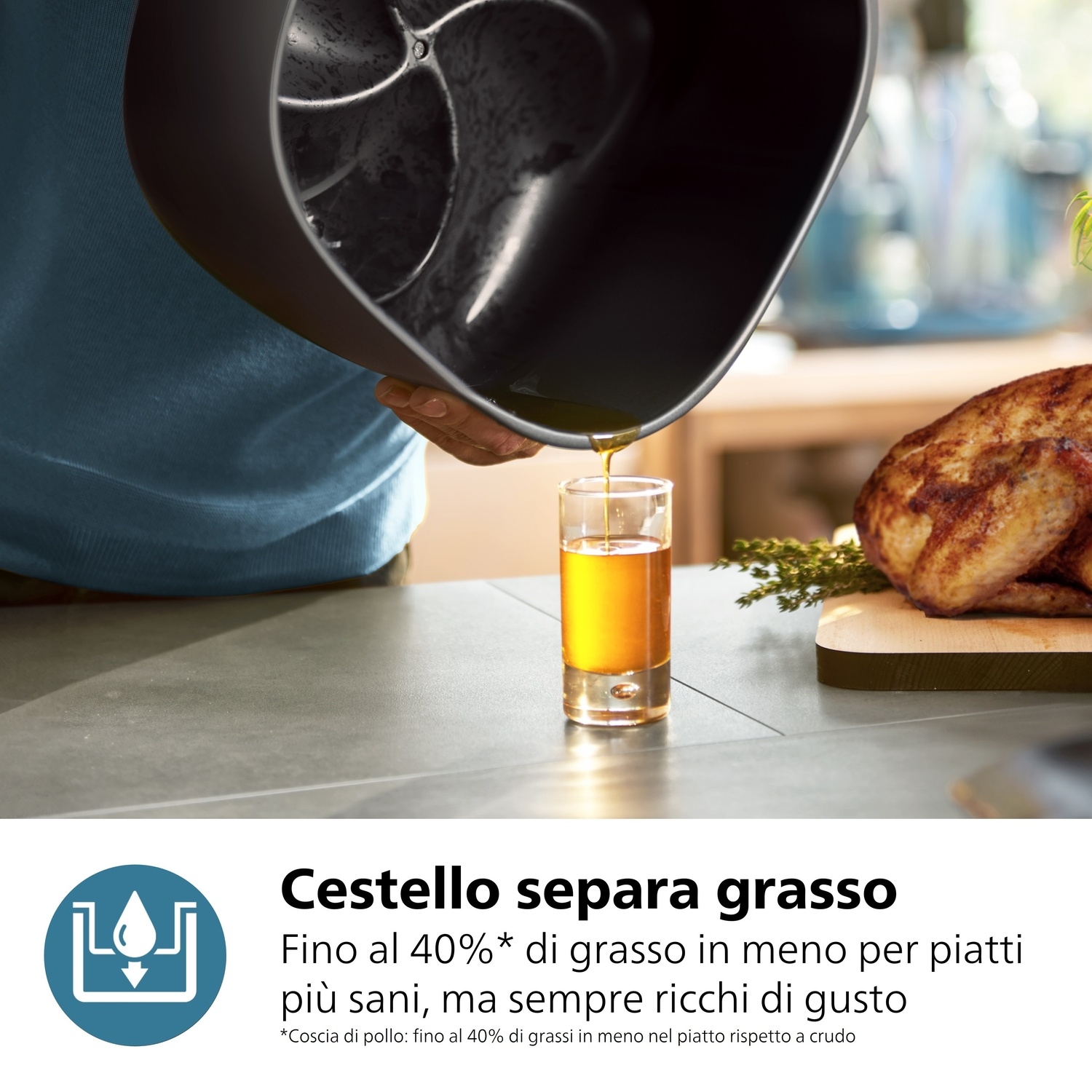 Il grasso viene versato da un cestello in un bicchiere. Un pollo arrosto è vicino.