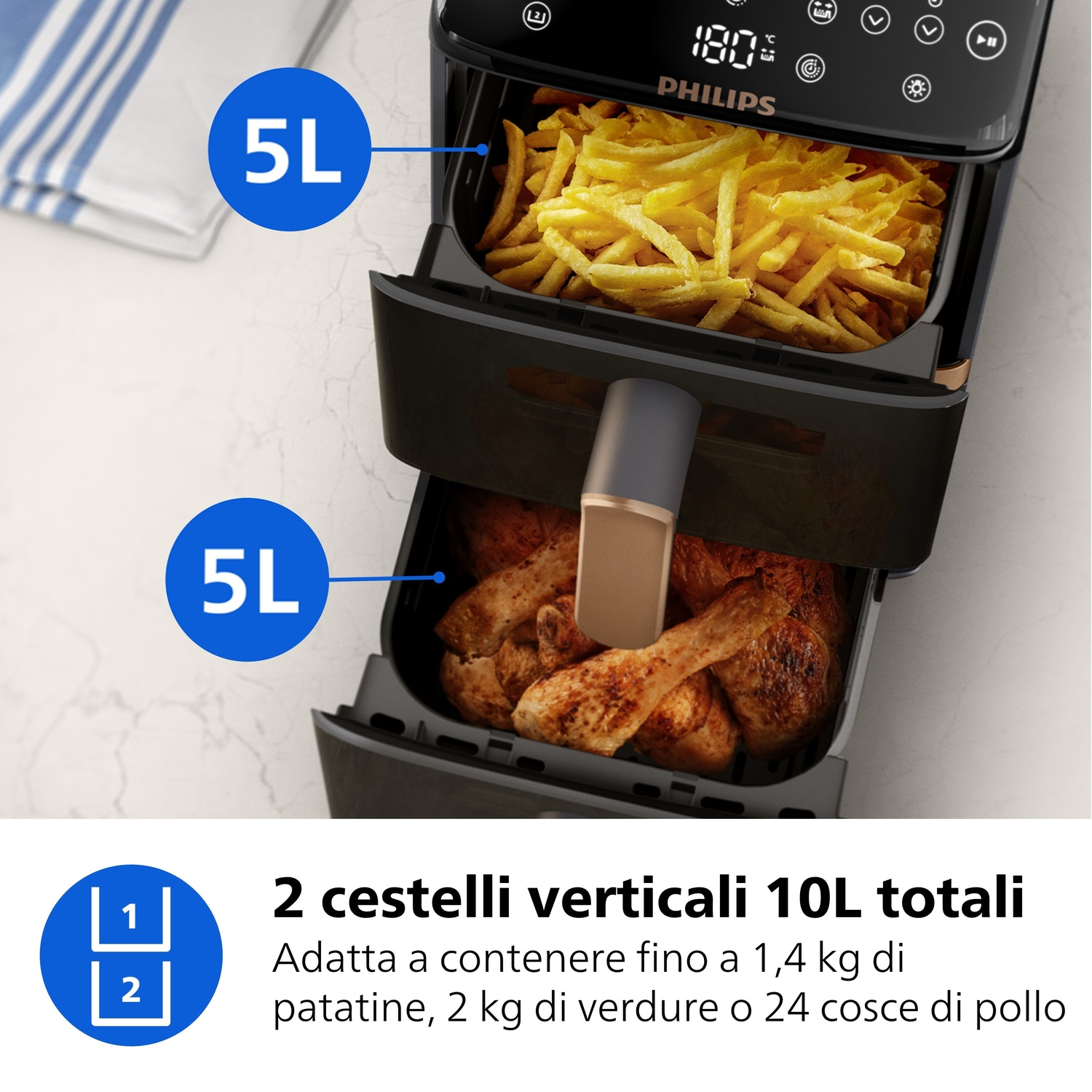 Una friggitrice ad aria Philips nera con due cestelli da 5L, uno con patatine, l'altro con pollo.