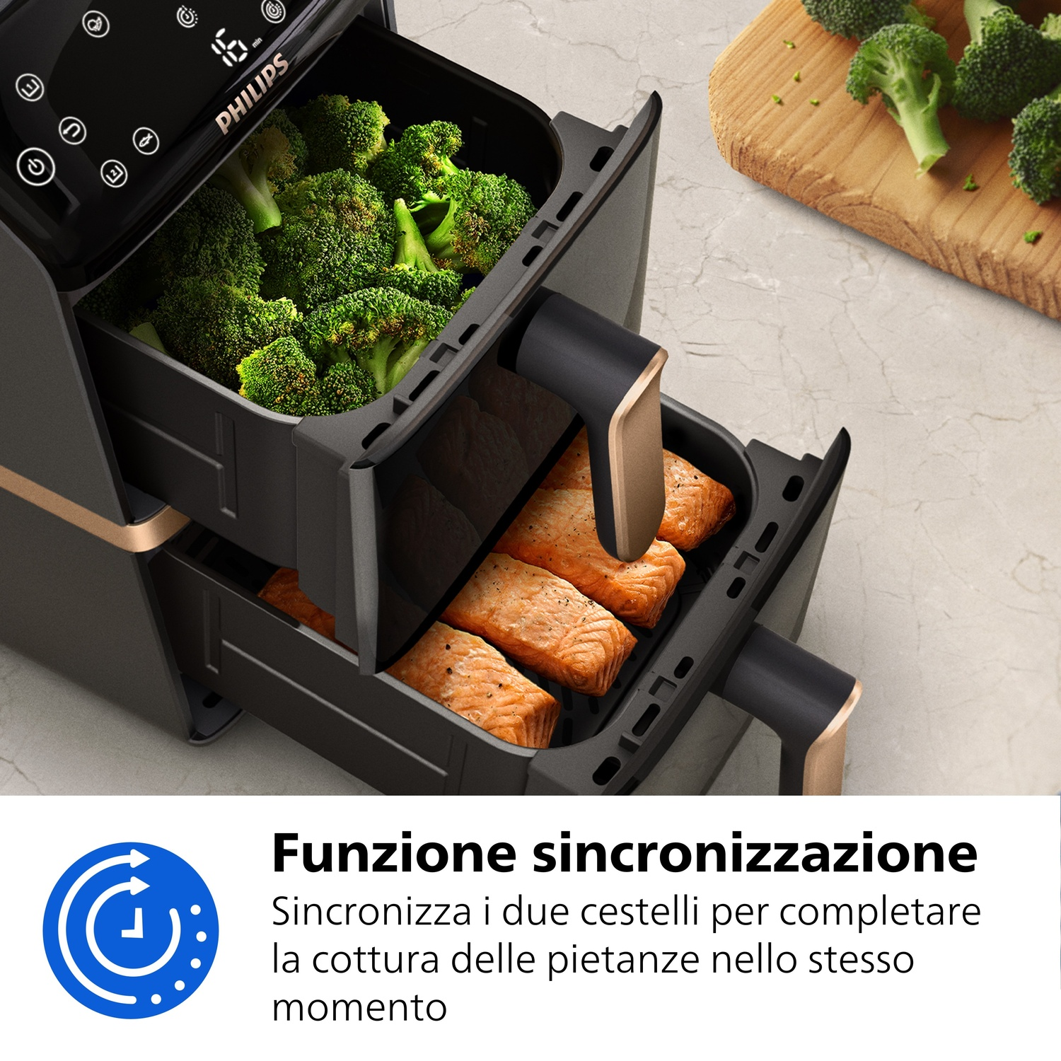 Una friggitrice ad aria Philips nera con due cassetti, piena di broccoli e salmone.