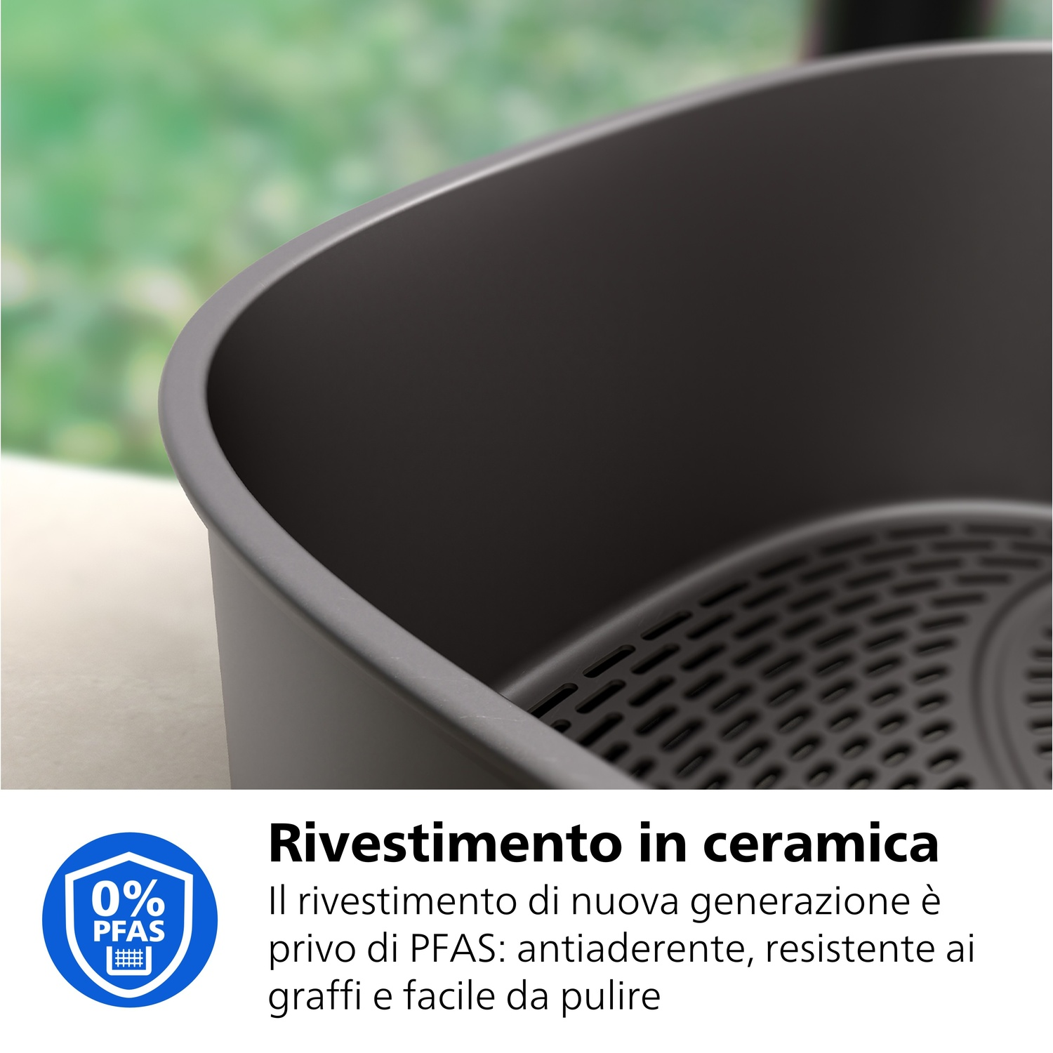 Un cestello per friggitrice ad aria in ceramica grigia con logo blu 0% PFAS.