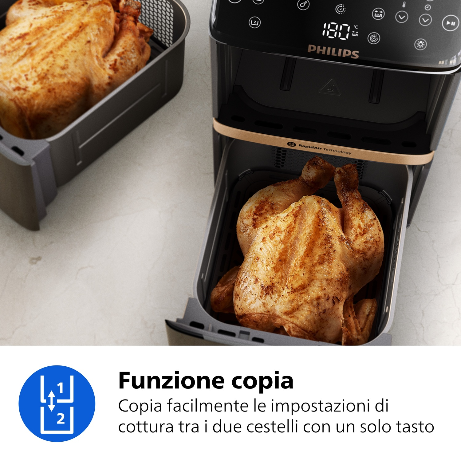 Due polli arrostiti in un cestello nero per friggitrice ad aria e accanto.