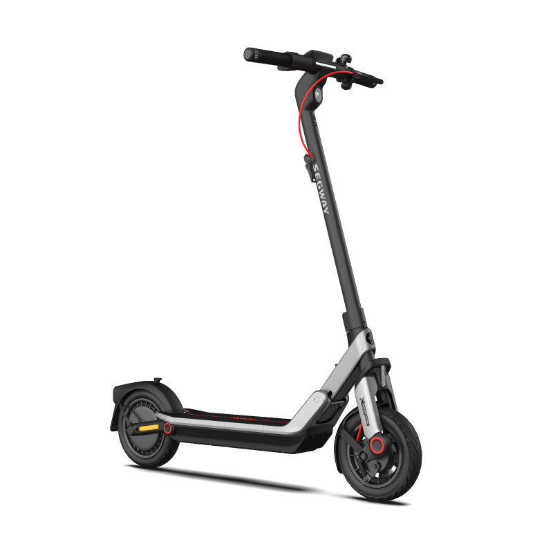 Kırmızı vurgulu siyah ve gümüş elektrikli scooter beyaz zeminde duruyor.