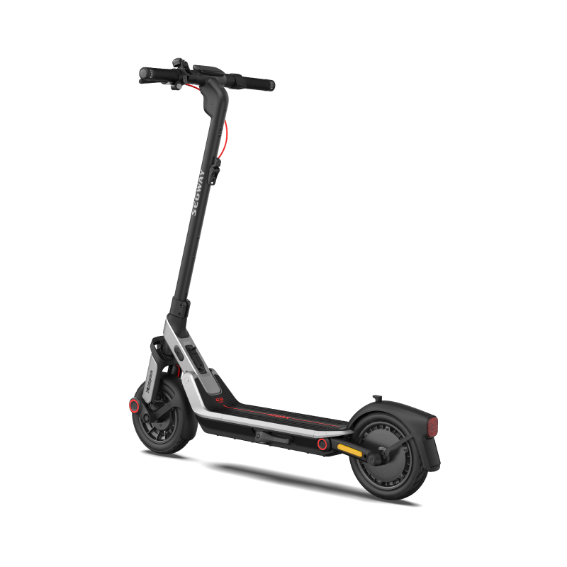 Gümüş ve kırmızı detaylara sahip siyah elektrikli scooter izole duruyor.